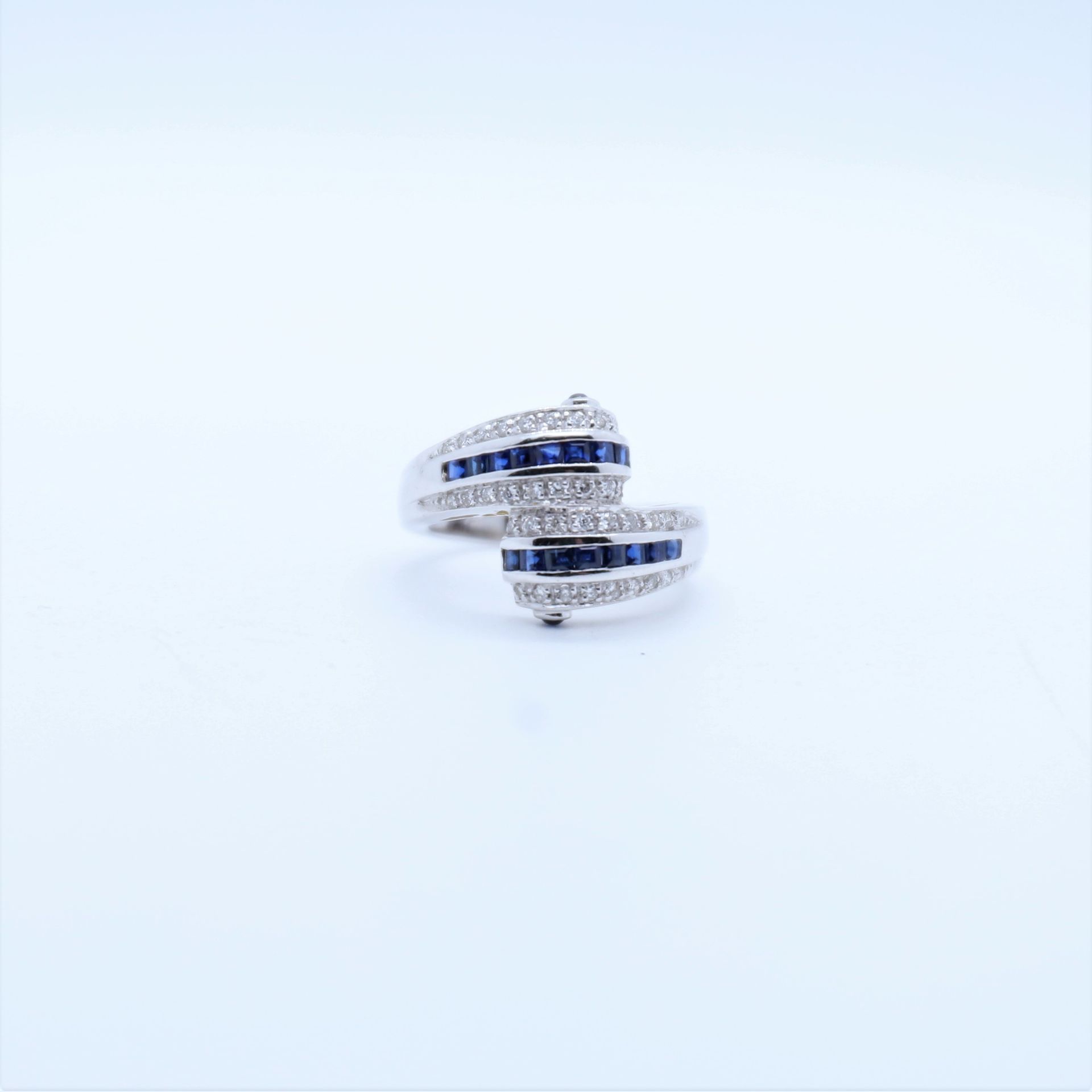 Null 750°/.（18K）白金的 "你和我 "戒指 6g55
在两行圆形明亮式切割钻石之间镶嵌两行标定的蓝宝石
TDD : 53.5