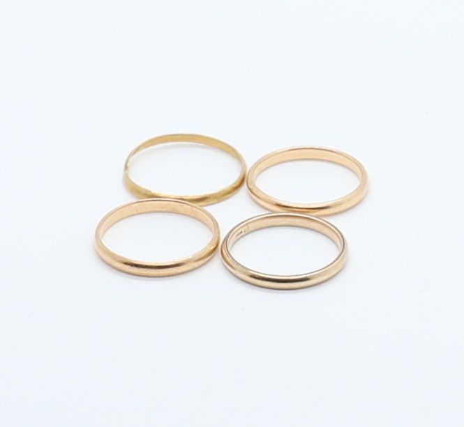 Null 一套4枚黄金结婚戒指
梯度 : 从57到62
总重量 : 7,8 grs
一个损坏