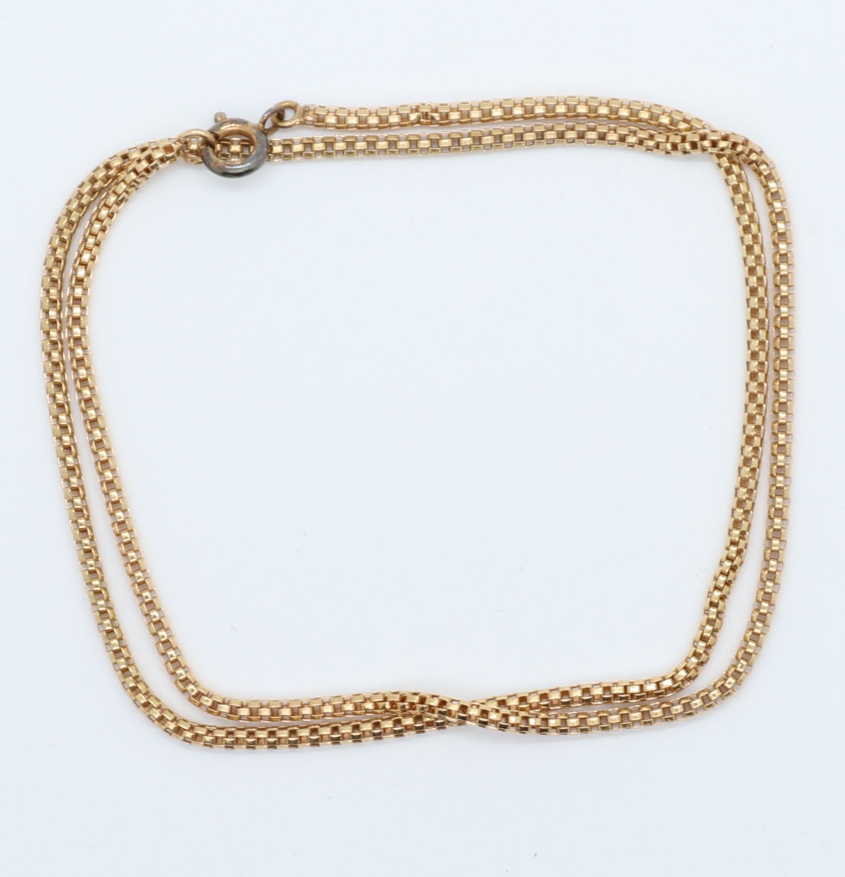 Null 黄金圆环链
长：40厘米
重量 : 5,8 grs
佩戴在链扣上