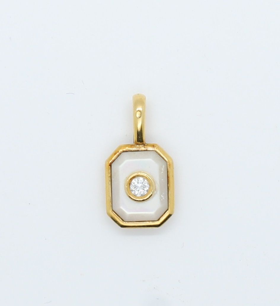 Null OCTAGONAL PENDANT IN YELLOW GOLD WITH A MOISSANITE ON A PEARLY BACKGROUND
1&hellip;
