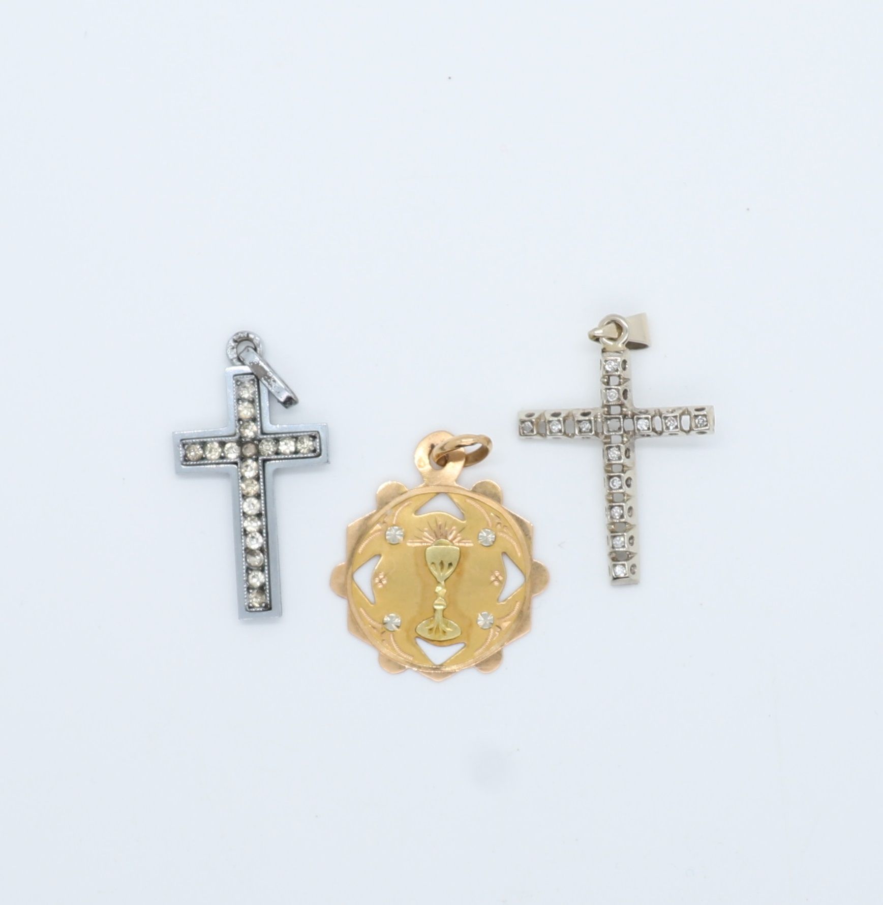Null LOT DE BIJOUX RELIGIEUX
-croix en or blanc aux mini diamants (1 manquant)
-&hellip;