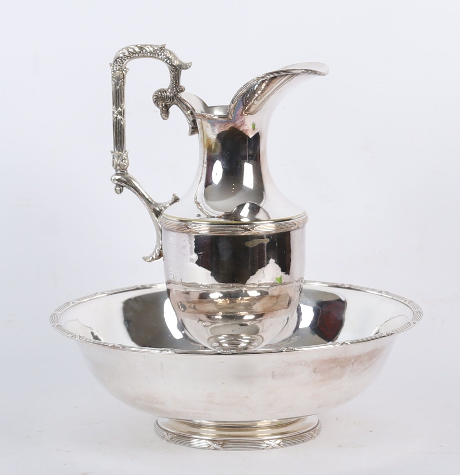 Null LARGE EWER AND ITS BASIN OUT OF SILVER PLATED METAL
Decorated with fluted f&hellip;