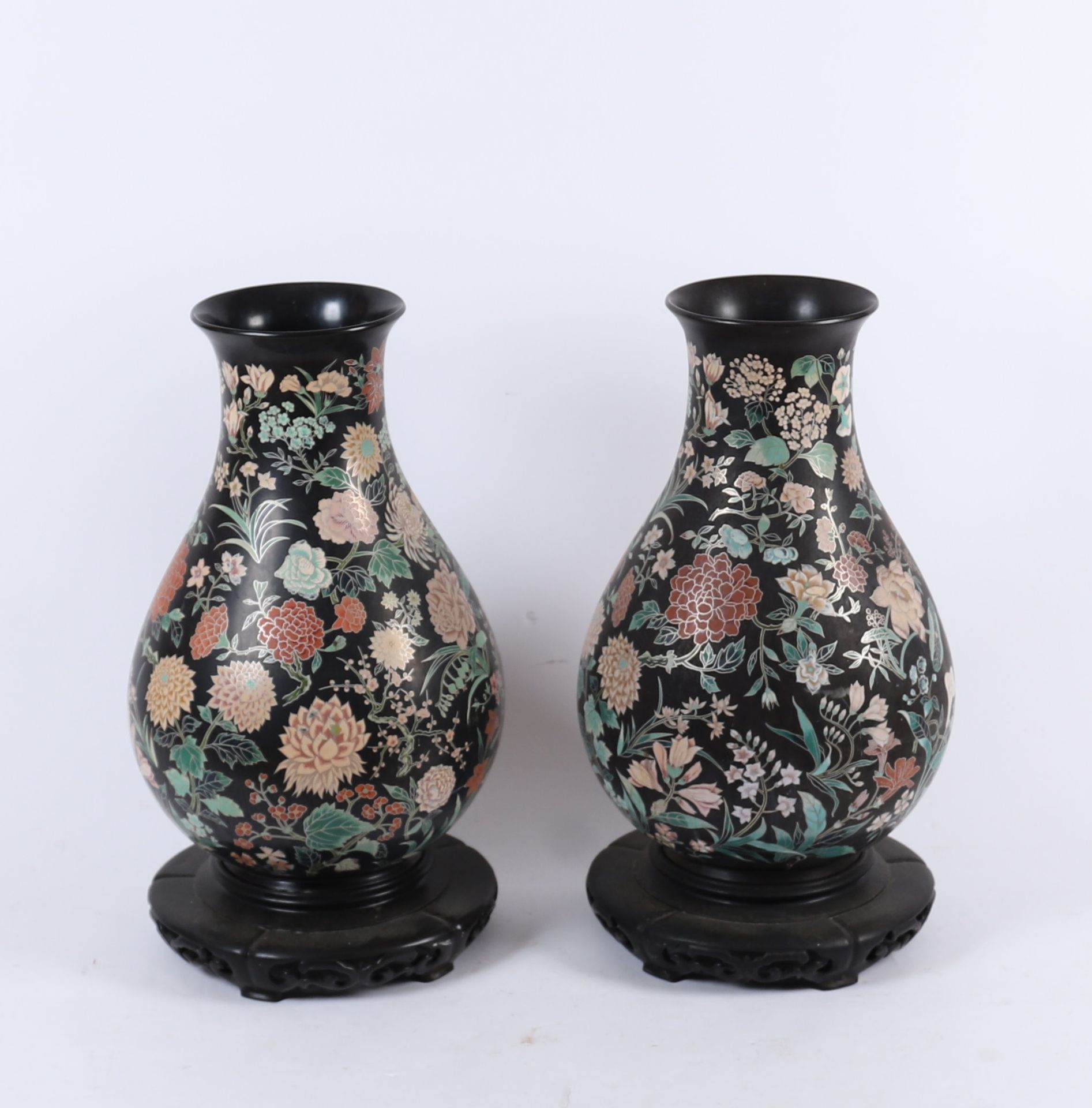 Null PAIR OF LARGE BALUSTER VASES IN ASIAN LACQUERED WOOD
Polychrome rotating de&hellip;