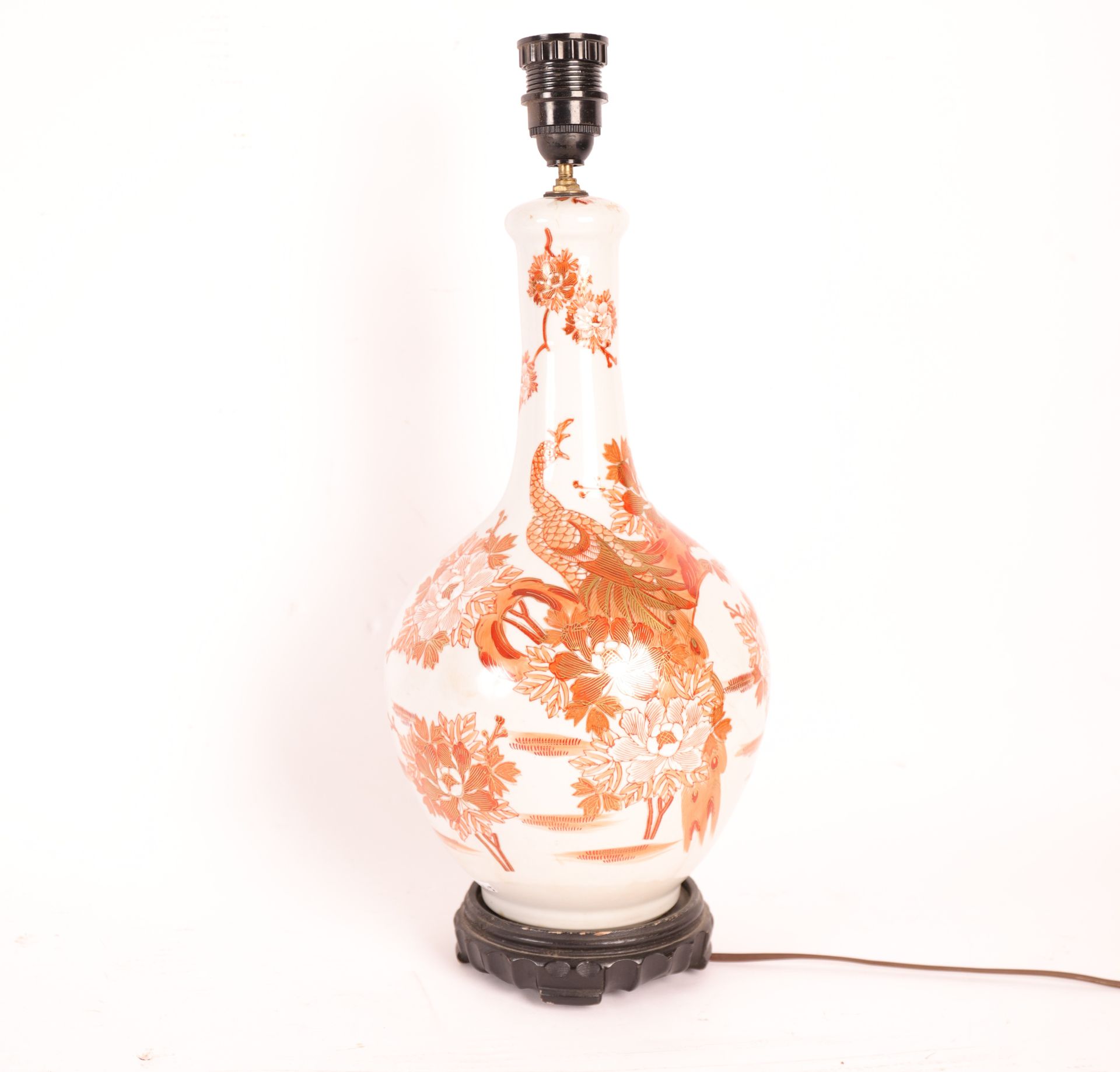 Null 日本红/白陶瓷花瓶装灯
装饰着一只凤凰，在花丛中用黄金装饰。
高：40厘米（不包括底座和灯）。