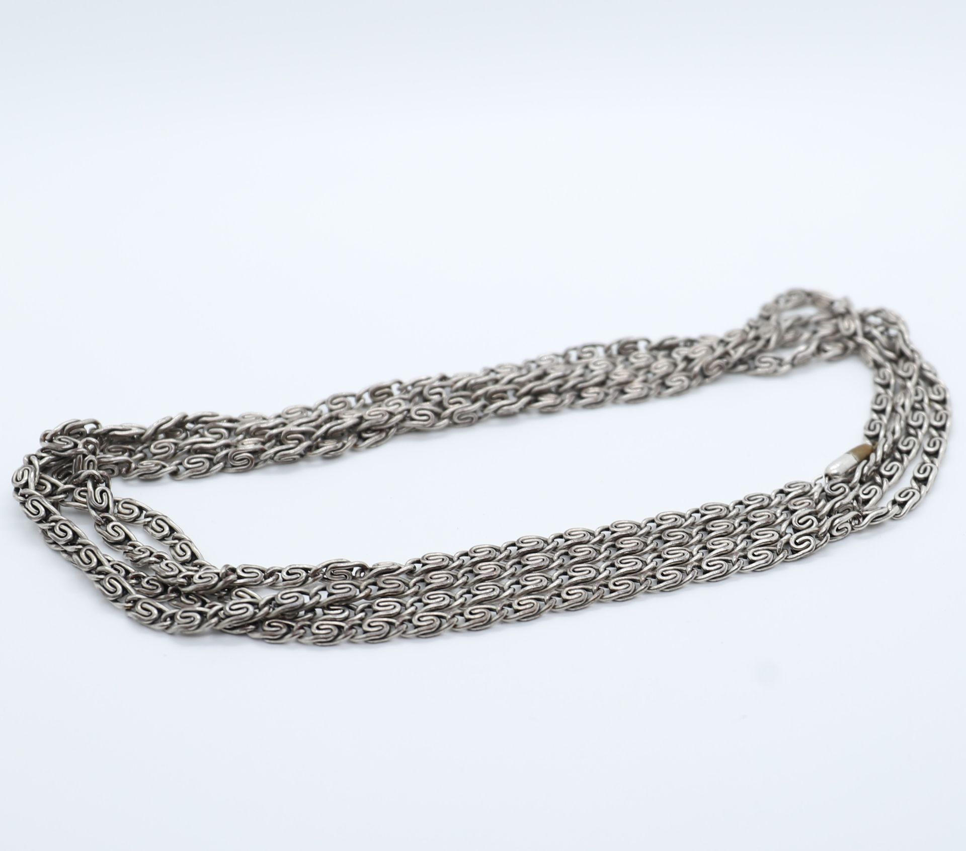Null 非常长的镀银链，带有 "回形针 "缝线
螺丝扣
长：150厘米
重量：58.3克