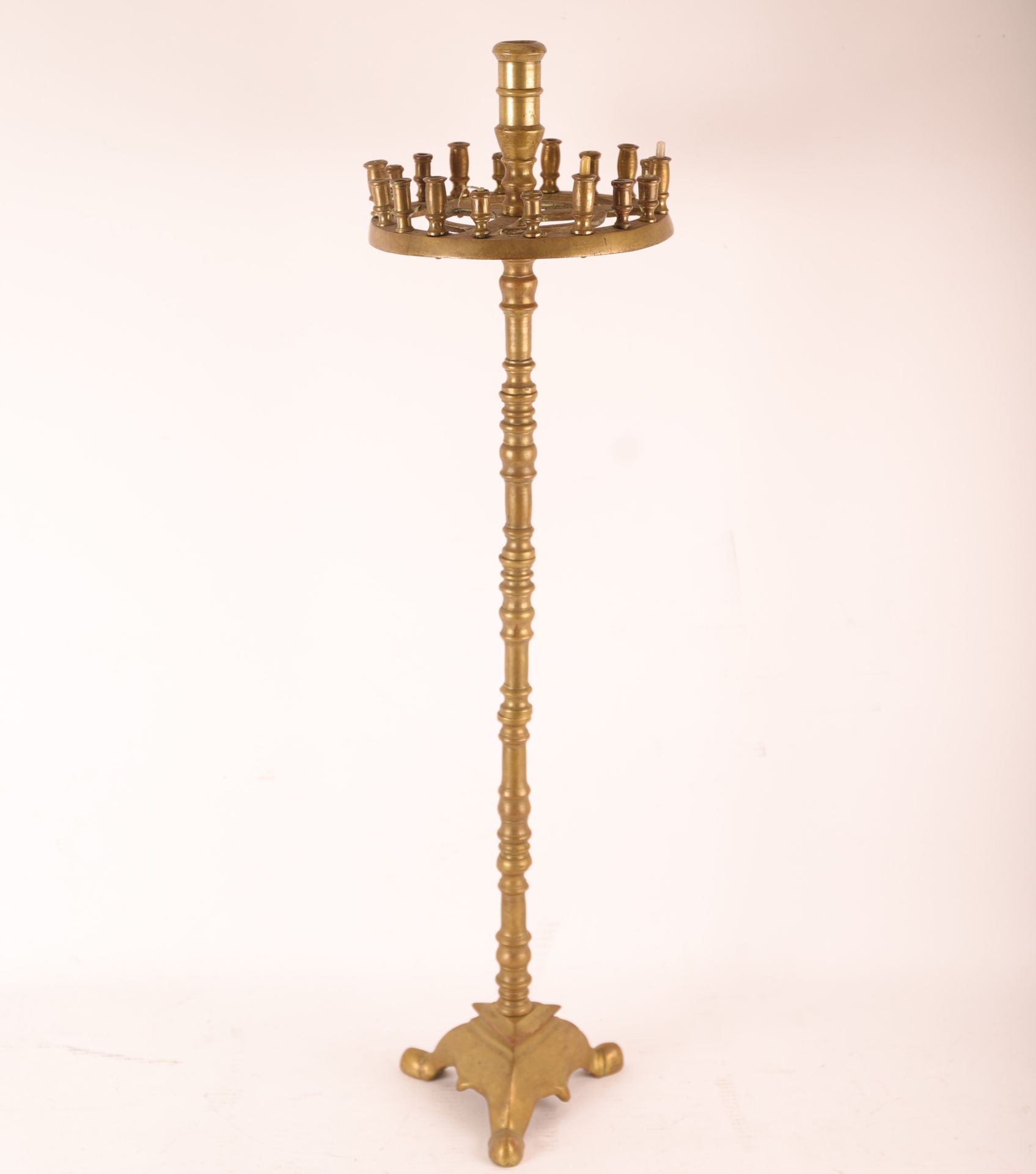 Null LARGE RELIGIOUS CANDLESTICK IN BRONZE
Comprising 18 round barrels around a &hellip;