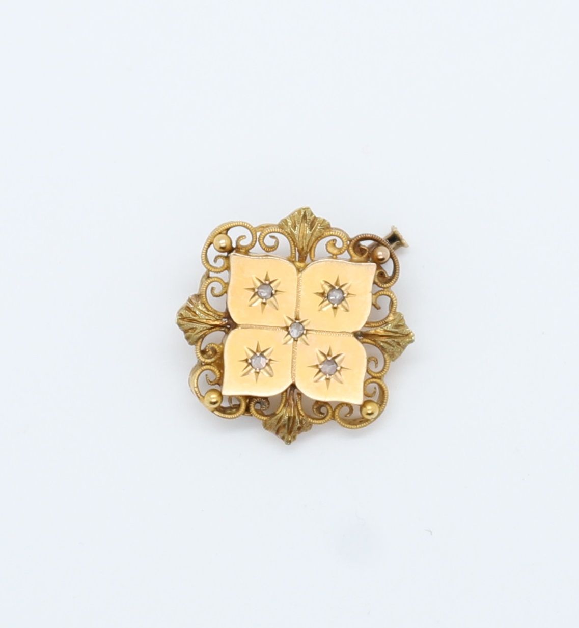 Null YELLOW GOLD "STYLIZED SNOWFLAKE" BROOCH
Decorated with engraved stars enhan&hellip;