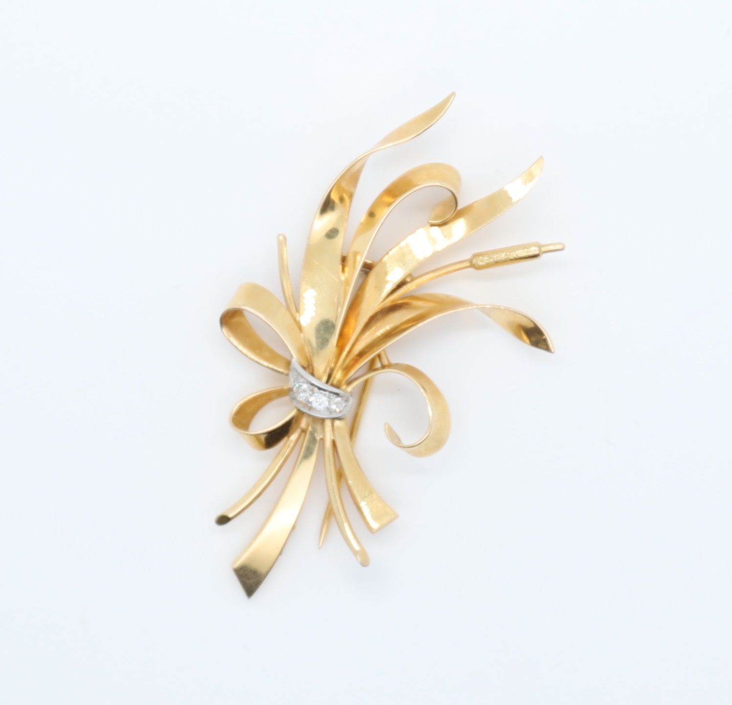 Null BROOCH IN YELLOW GOLD "AUX JONCS
Snakes surrounded by 3 mini diamonds
L : 7&hellip;