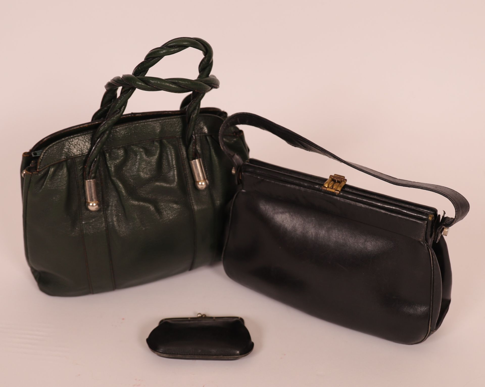 Null 2 HANDBAGS AND A PURSE 
One green, one black
Condition of use