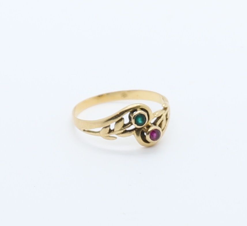 Null 黄K金 "toi et moi "戒指，绿色和粉色宝石镶嵌在花朵中
标有鹰头图案
戒指编号：58
Pb : 2,3 grs