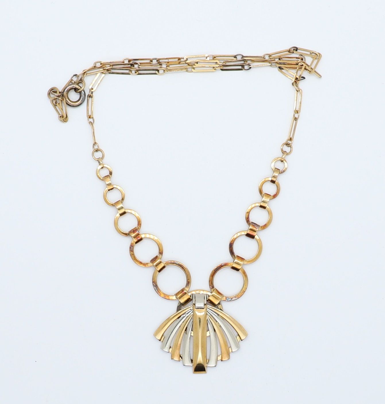 Null 黄金和白金 "à la palme "项链
标有鹰头图案
长：42厘米
重量：7.2克