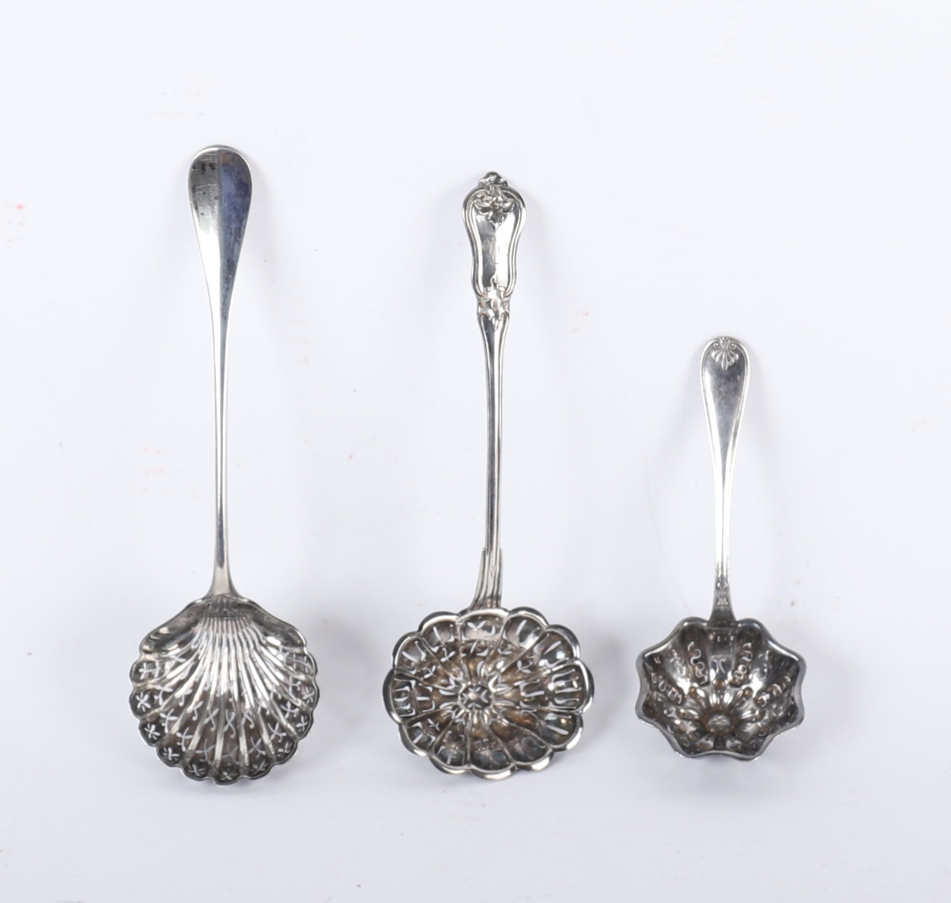 Null LOT OF THREE BEAUTIFUL SPOONS TO SPRINKLE 
Two in silver with Minerve mark &hellip;