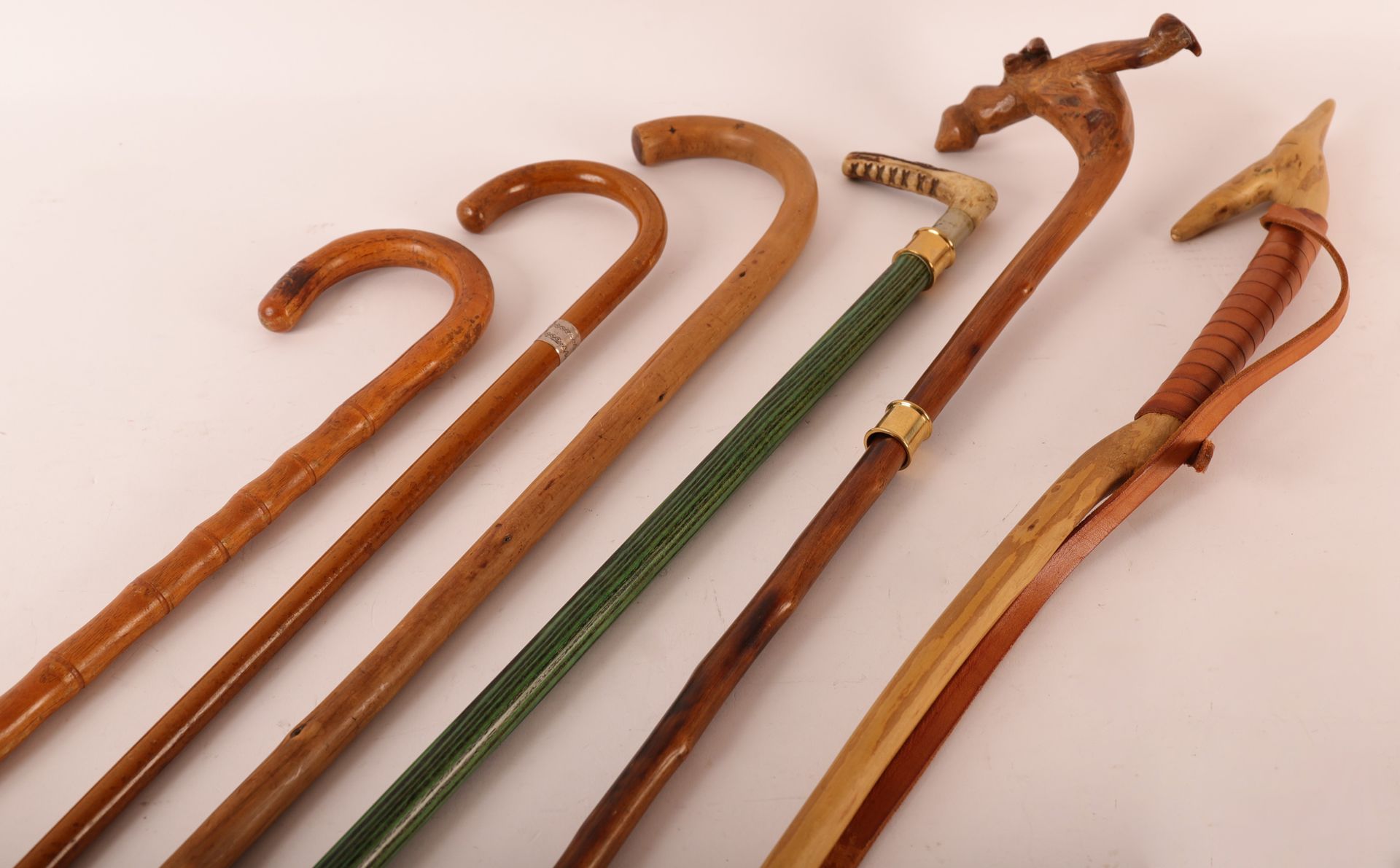 Null 一套6支手杖
3根带弧形把手的木制手杖（一根银色套圈，一根刻字，一根带金属尖）。
1根带鹿角柄的绿色木制手杖
2根雕花手杖（一根有皮带和金属尖端，另一&hellip;