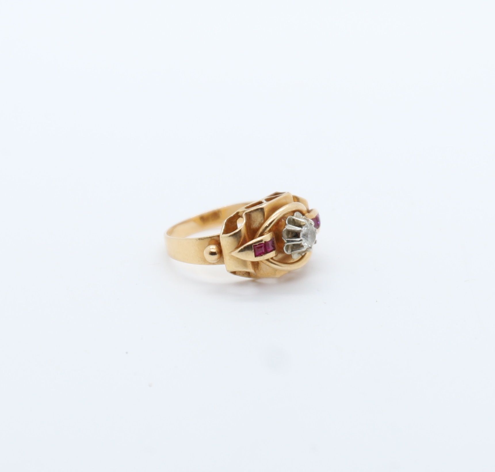 Null STYLIZED YELLOW GOLD RING SET WITH A WHITE STONE FLANKED BY FOUR SMALL SQUA&hellip;