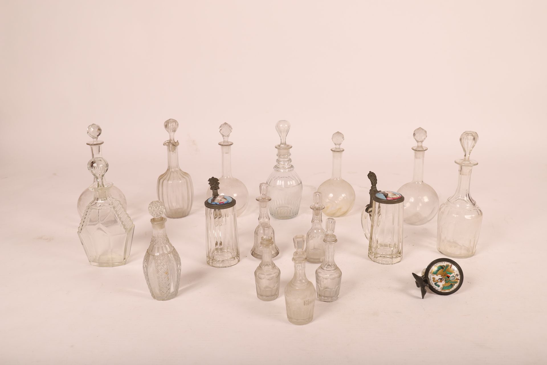Null 强大的一批水杯、烧瓶、马克杯...... 
水晶、锡制盖子和彩绘陶瓷
高达32厘米，包括瓶塞
意外事件