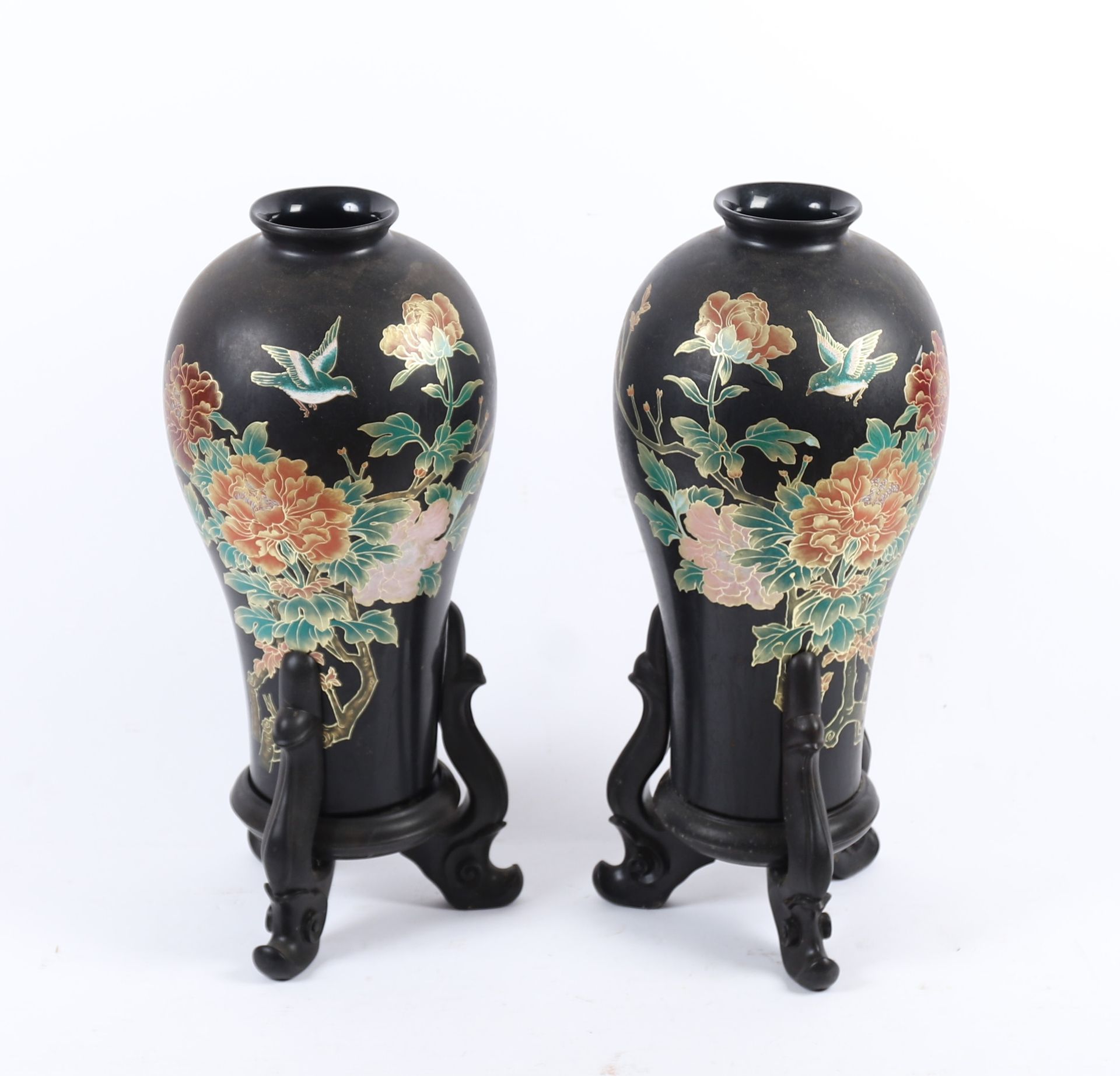 Null 一对亚洲漆木花瓶
多彩的鸟和花的装饰，并带有镀金的效果
搁置在一个三脚架底座上
20世纪
高：66,5厘米