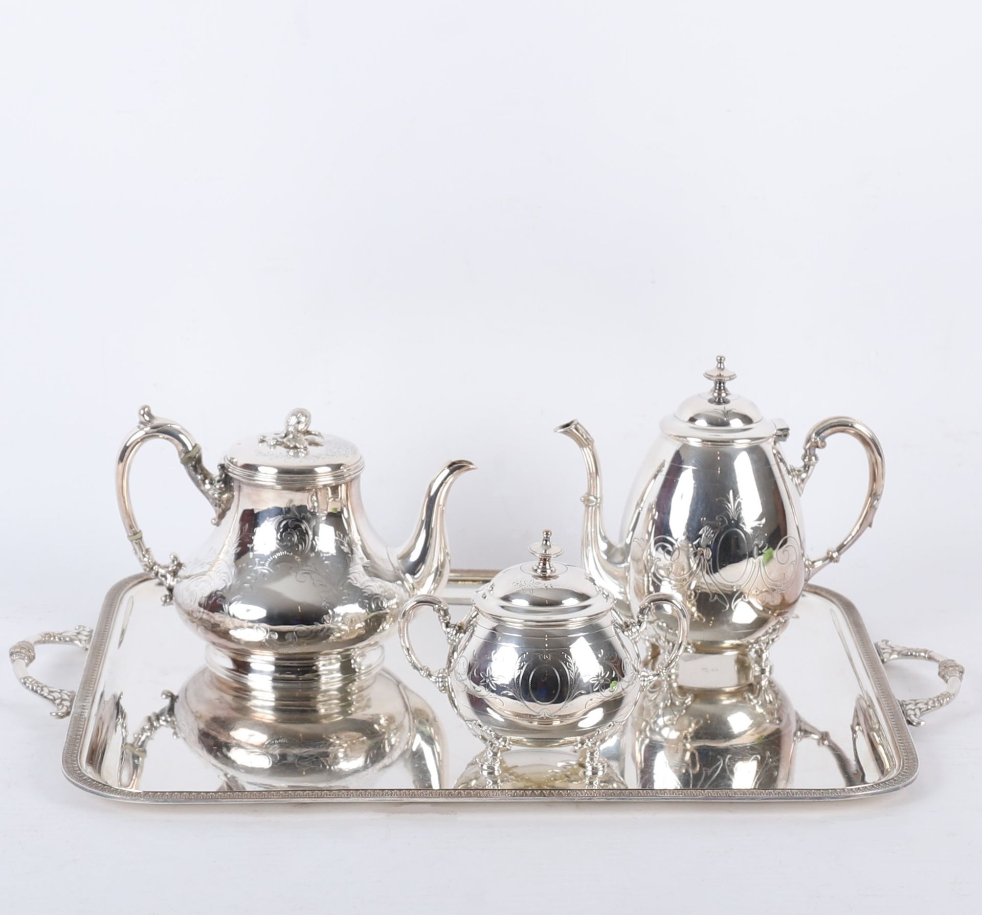Null 3件式镀银服务和大托盘
服务包括茶壶（WMF），咖啡壶和糖碗，有雕刻的装饰
托盘有两个把手和一个棕榈花纹的楣板
茶壶的高度：20厘米
托盘：60 x &hellip;