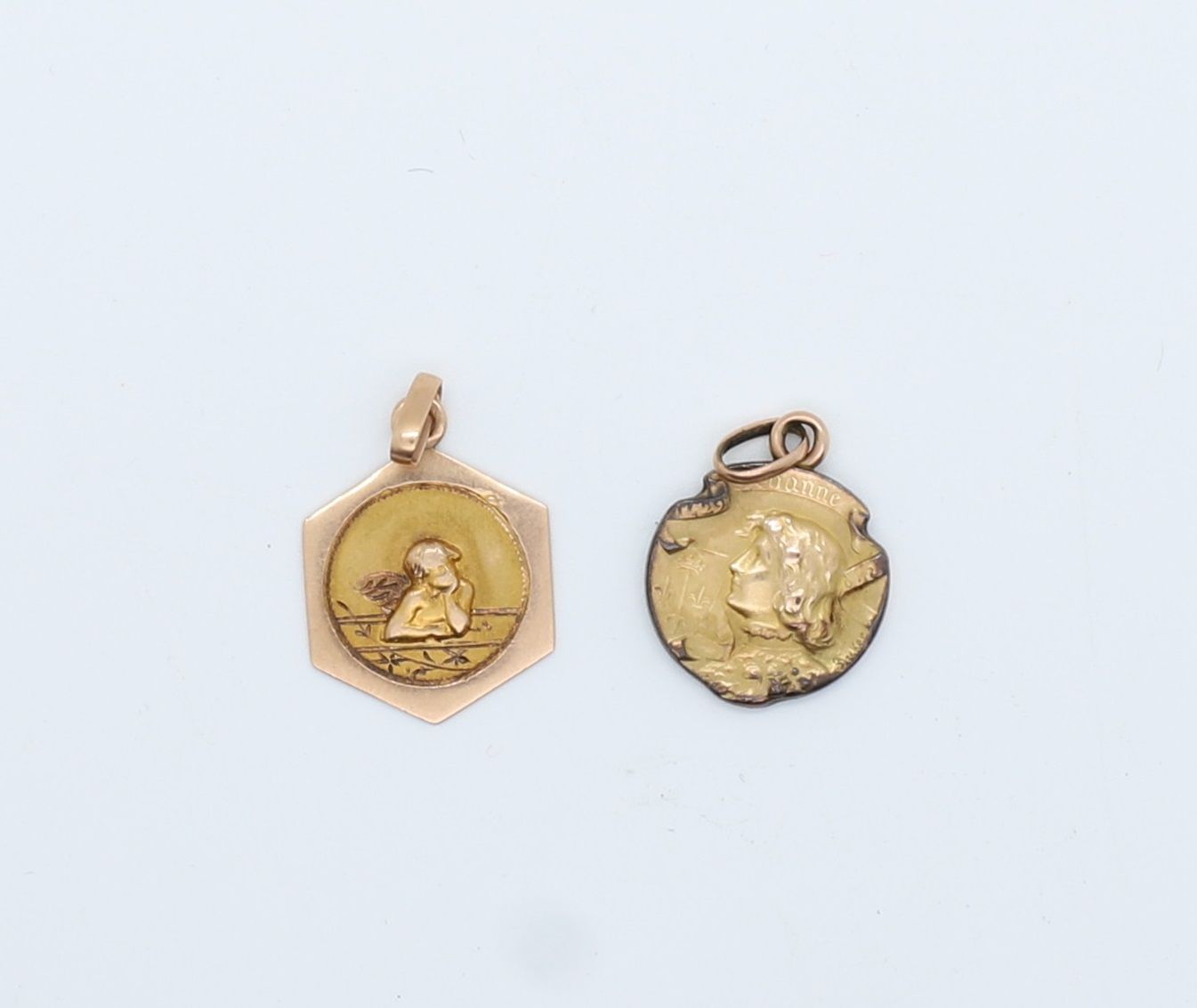 Null HEXAGONAL MEDAL WITH THE ANGEL OF RAPHAEL IN YELLOW GOLD
Diam : 12 mm
Pb : &hellip;
