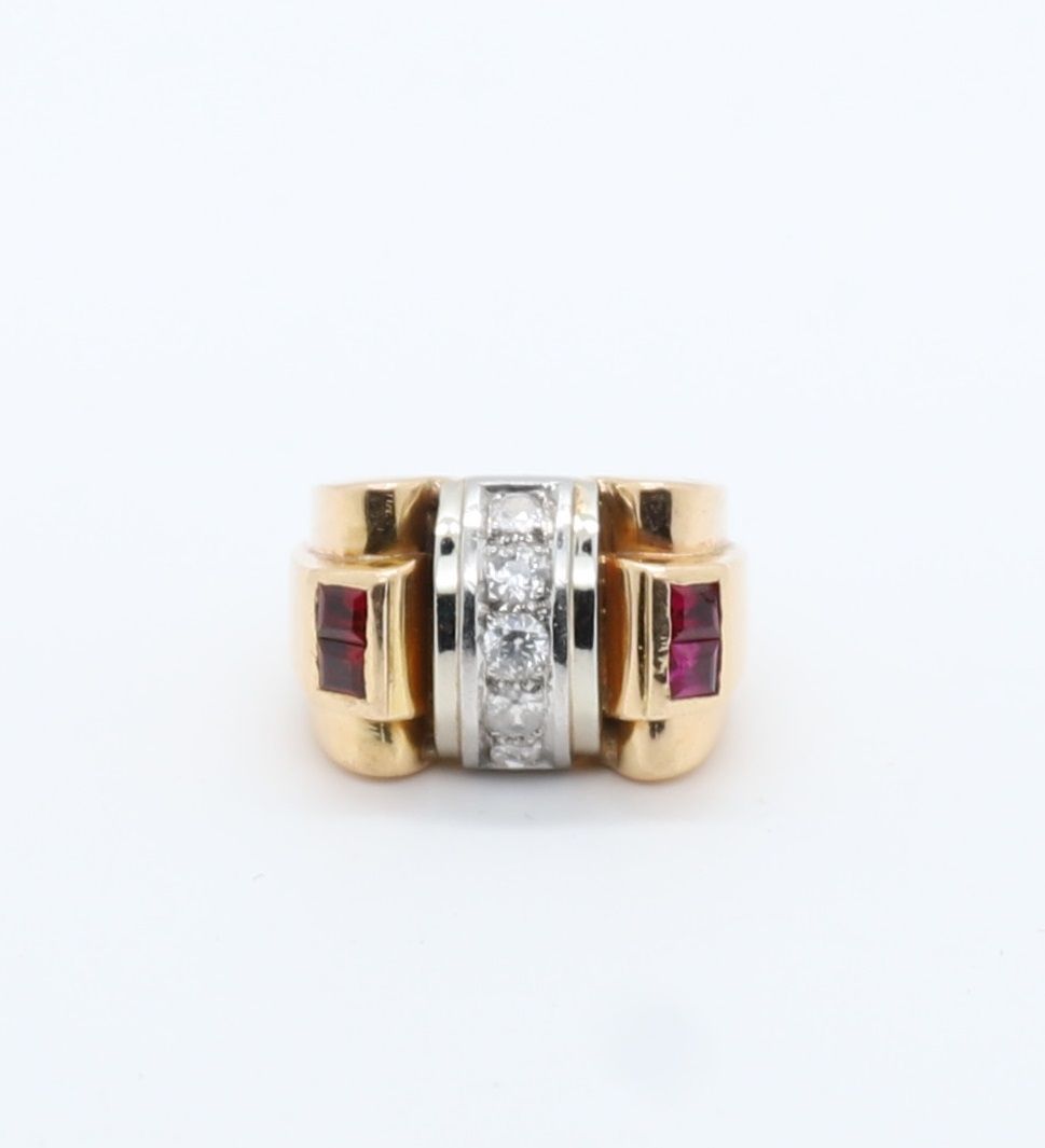 Null 黄金大型设计戒指
在白金背景上，中央有一排5颗小钻石，两侧有两颗小型方形蓝宝石装饰。
总重 : 49
Pb : 13 grs