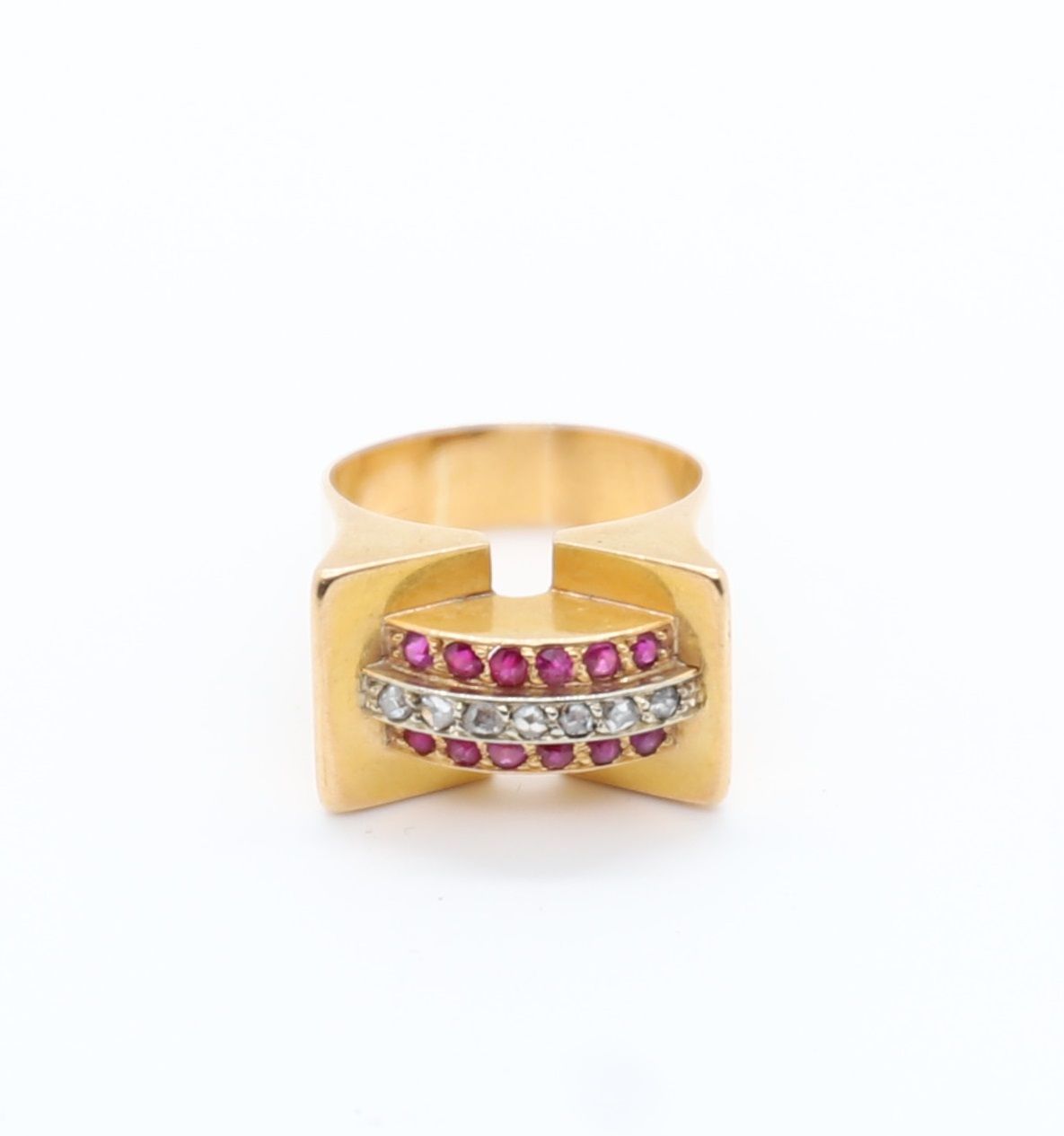 Null 装饰艺术风格的黄金戒指，镶有三排宝石
一行7颗迷你钻石，两行各6颗迷你红宝石。
Tdd : 50
Pb : 6,6 grs
