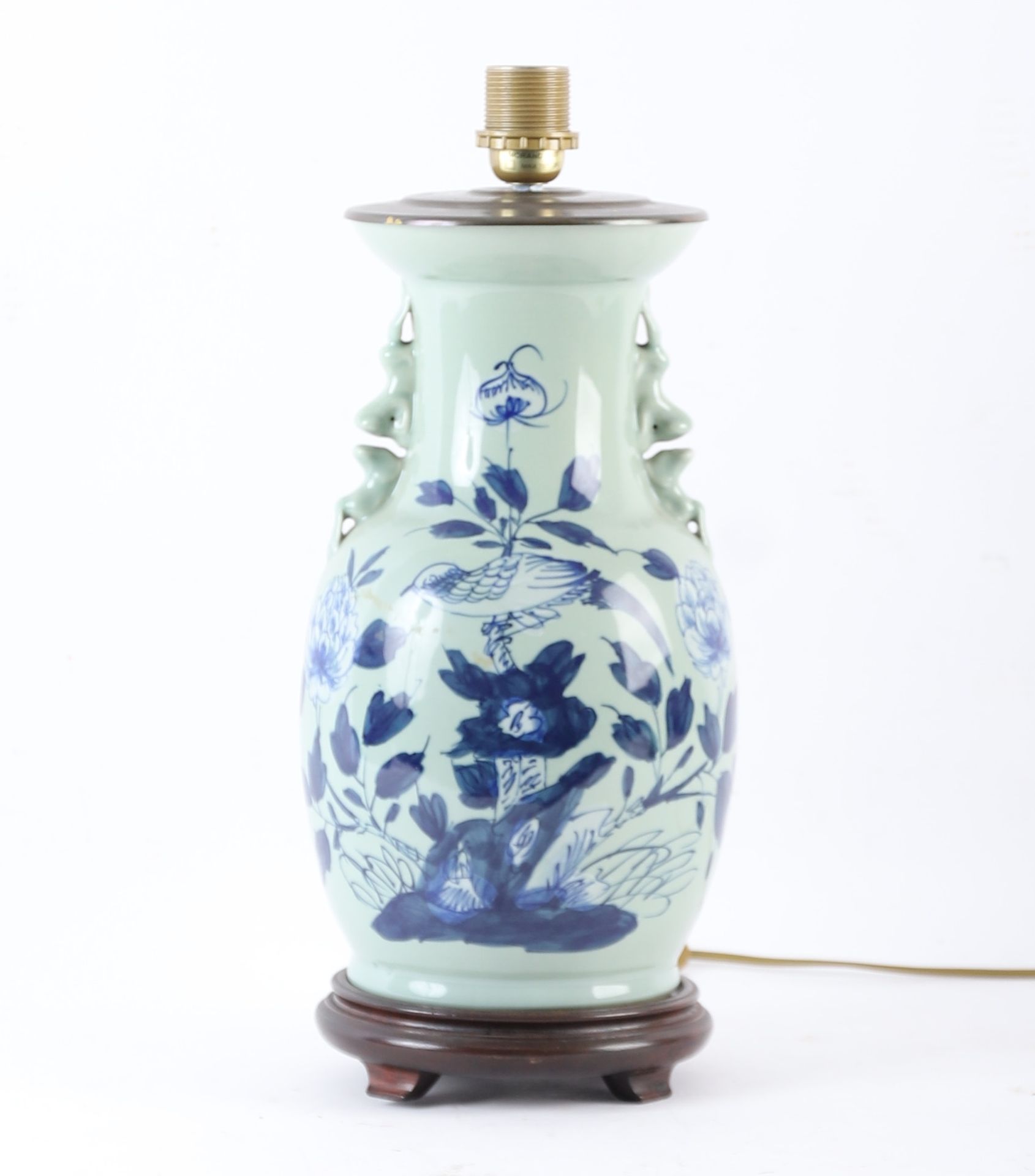 Null 中国瓷器柱形花瓶
青花瓷色，花枝上的鸟儿
风格化的动物把手
安装在灯上
20世纪
高：40厘米（包括木制四角形底座）