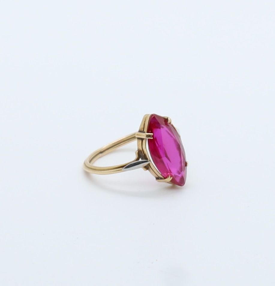 Null YELLOW AND PARTLY WHITE GOLD RING SET WITH A LONG PINK STONE
Tdd : 52
Pb : &hellip;
