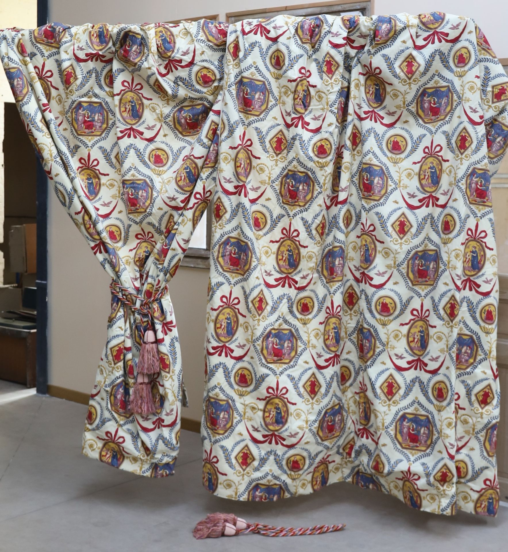 Null 一对大窗帘，奶油色背景上的罗马式场景
有一对配套的领带
275 x 160厘米左右。
状况非常好

出处：前巴黎大陆酒店，加尼耶歌剧院对面