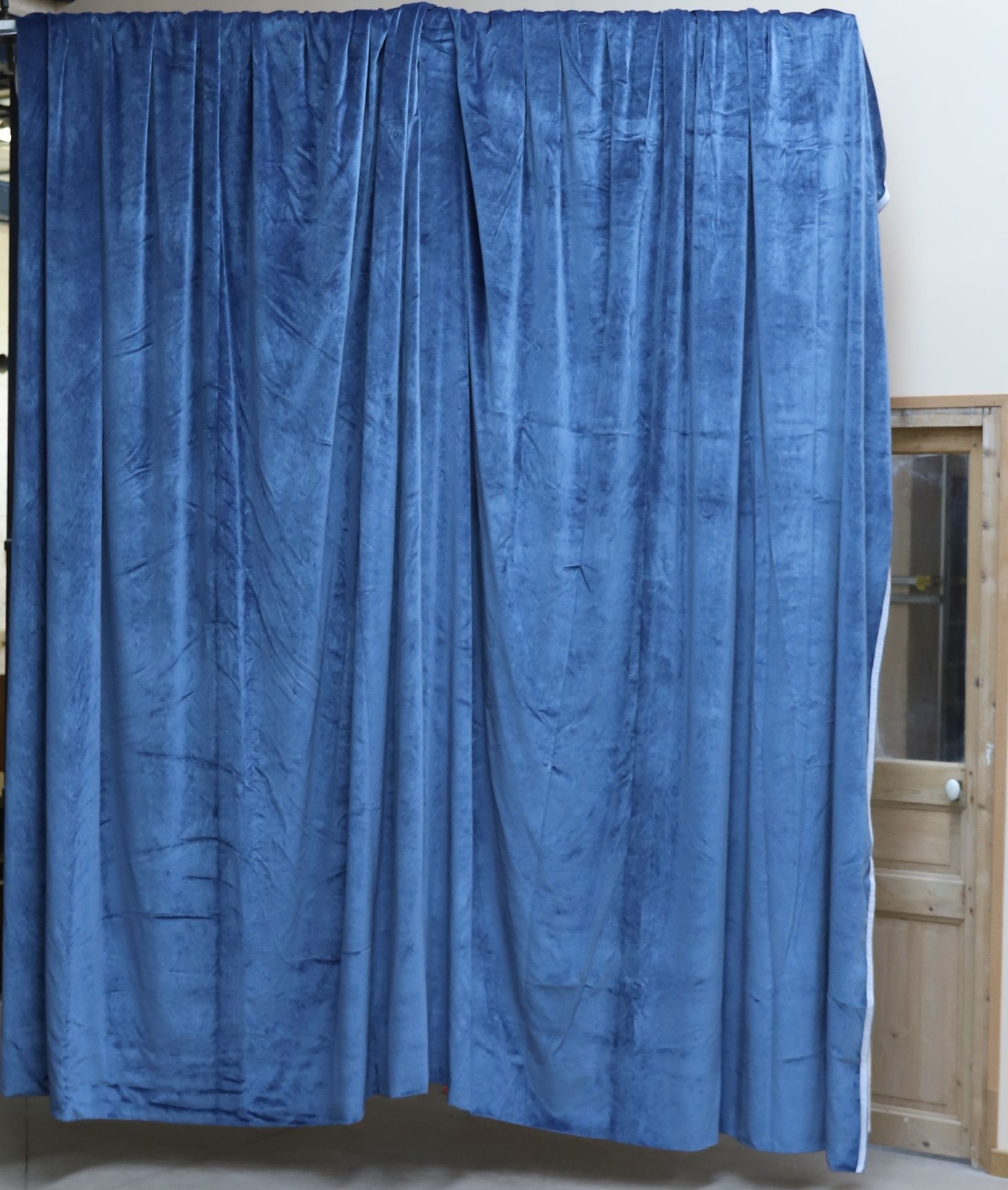 Null 浅蓝色天鹅绒大窗帘一对
330 x 240厘米左右。
状况非常好

出处：原巴黎大陆酒店，加尼耶歌剧院对面