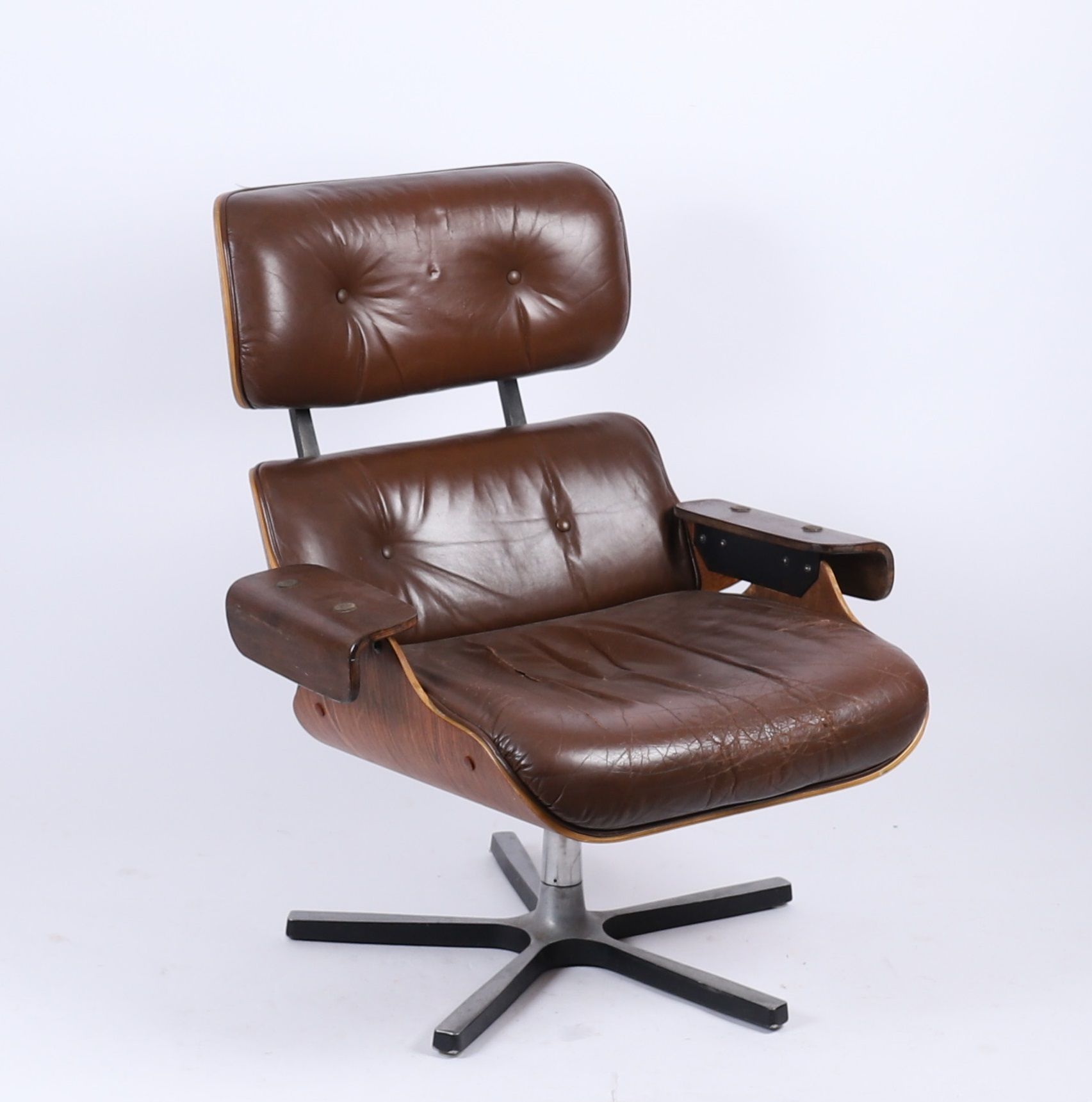 Eames 椅子
休闲椅670 "型号
热成型花梨木饰面的外壳，塑料滑轨上的黑色漆面金属底座
棕色皮革椅垫
94.5 x 79.5 x 81厘米
原汁原味
使用&hellip;