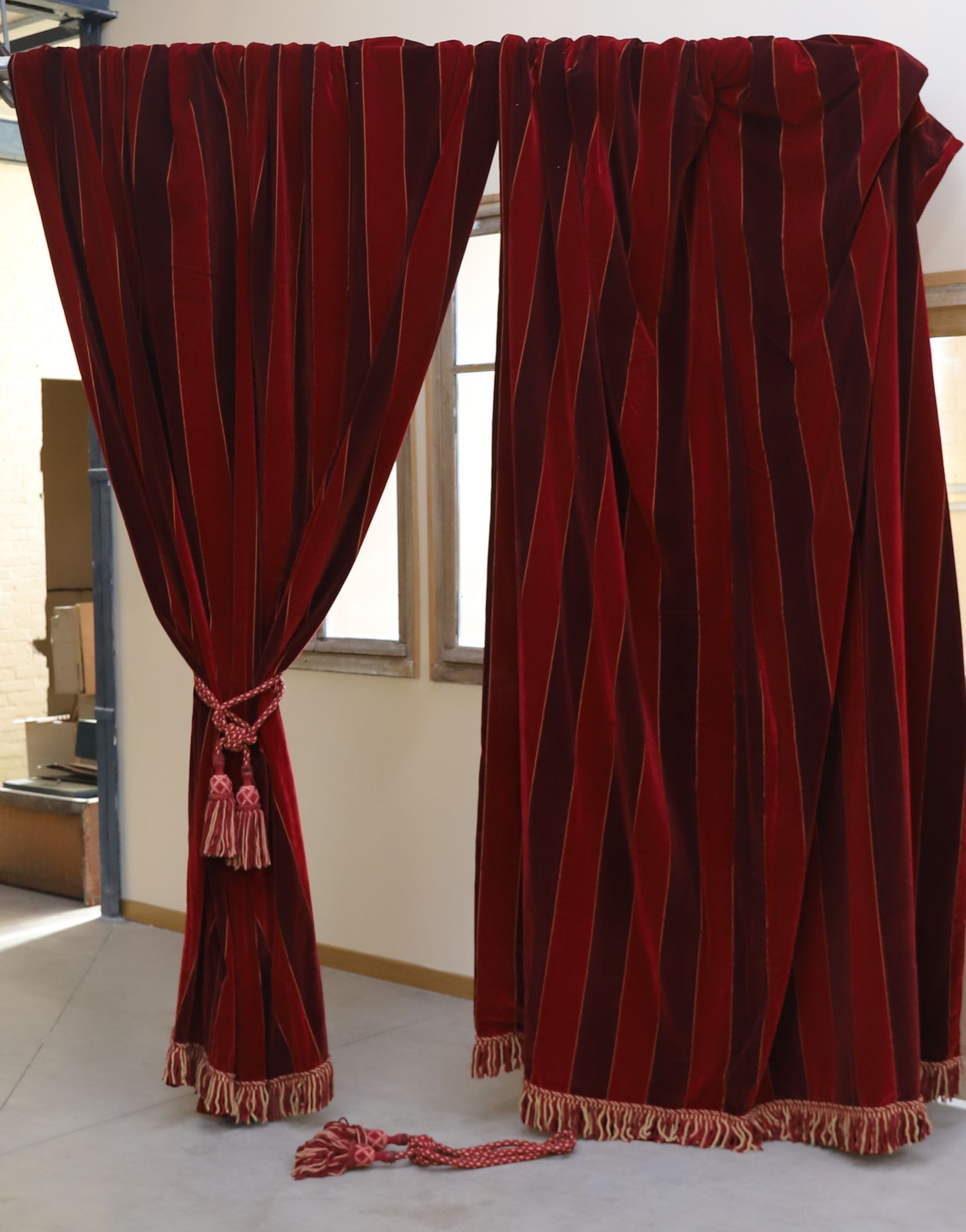 Null ELEGANT PAIR OF LARGE RED VELVET CURTAINS STRIPED AND EDGED WITH GOLD
Finis&hellip;