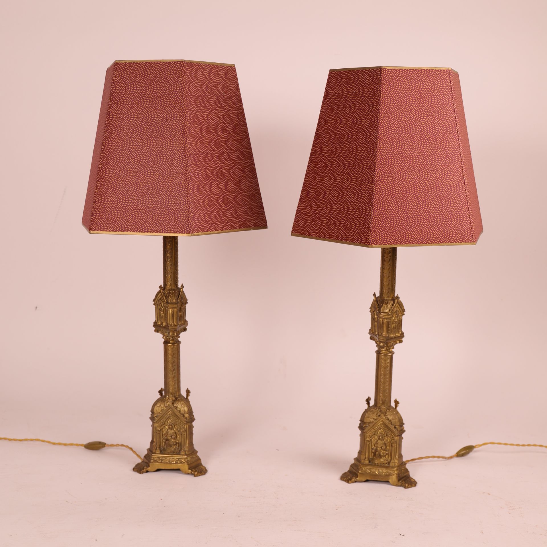 Null 一对新哥特式灯具
镀金黄铜三脚架轴
六角形灯罩
20 世纪早期
高：56.5 厘米（不包括灯罩）