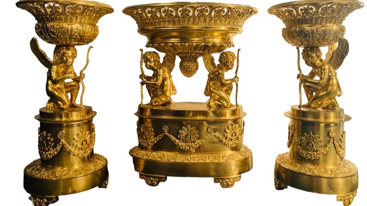 Null 特殊的帝国时期鎏金青铜中心摆件（带情人
这是一件精雕细琢的三件式鎏金青铜中心摆件。
它由一对鎏金铜碗和一个中央花篮组成，花篮上有一对鸳鸯。 
这对圆形&hellip;