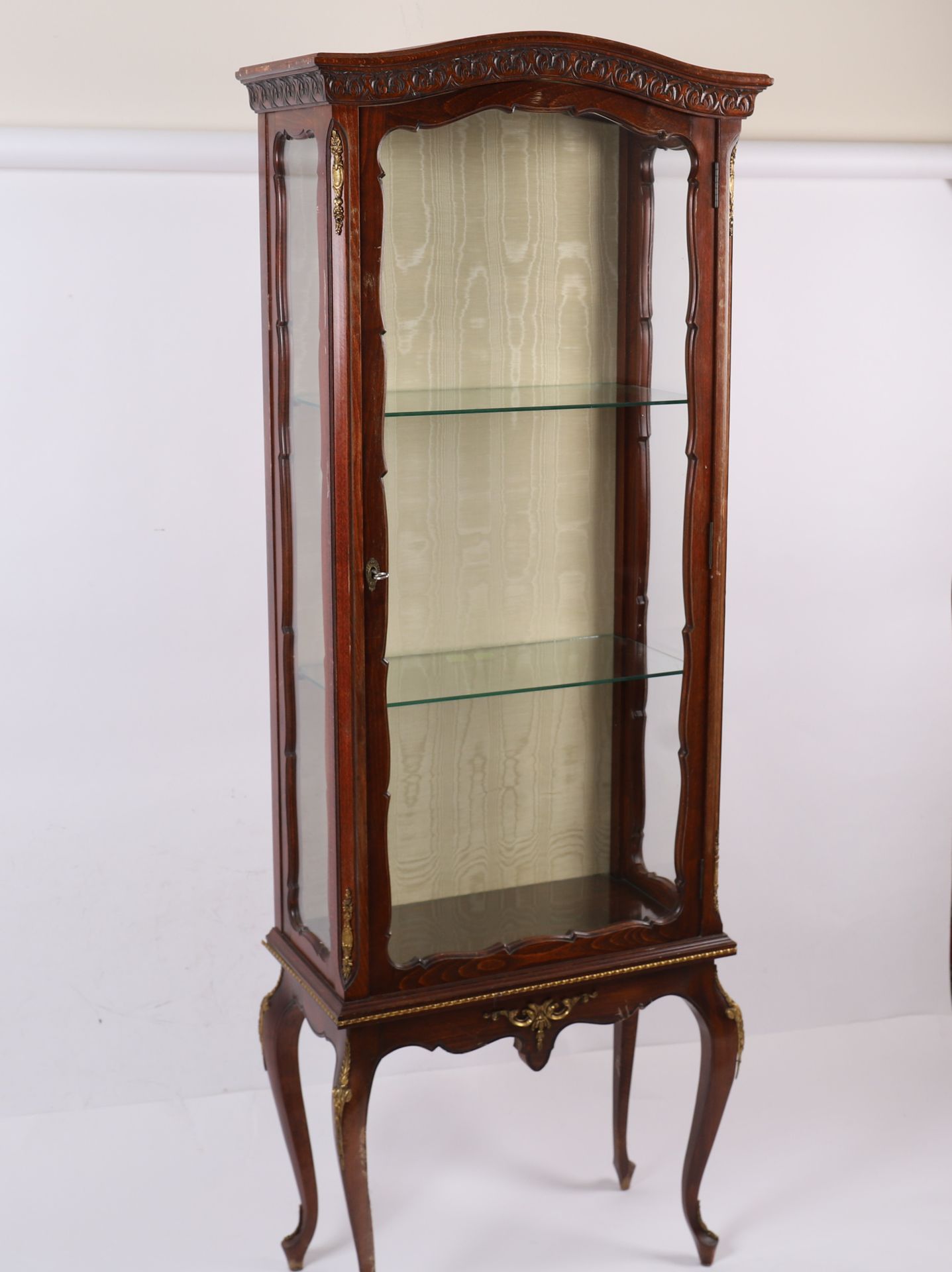 Null CHARMING DISPLAY CABINET WITH CURVED LEGS
In partially carved wood and glas&hellip;