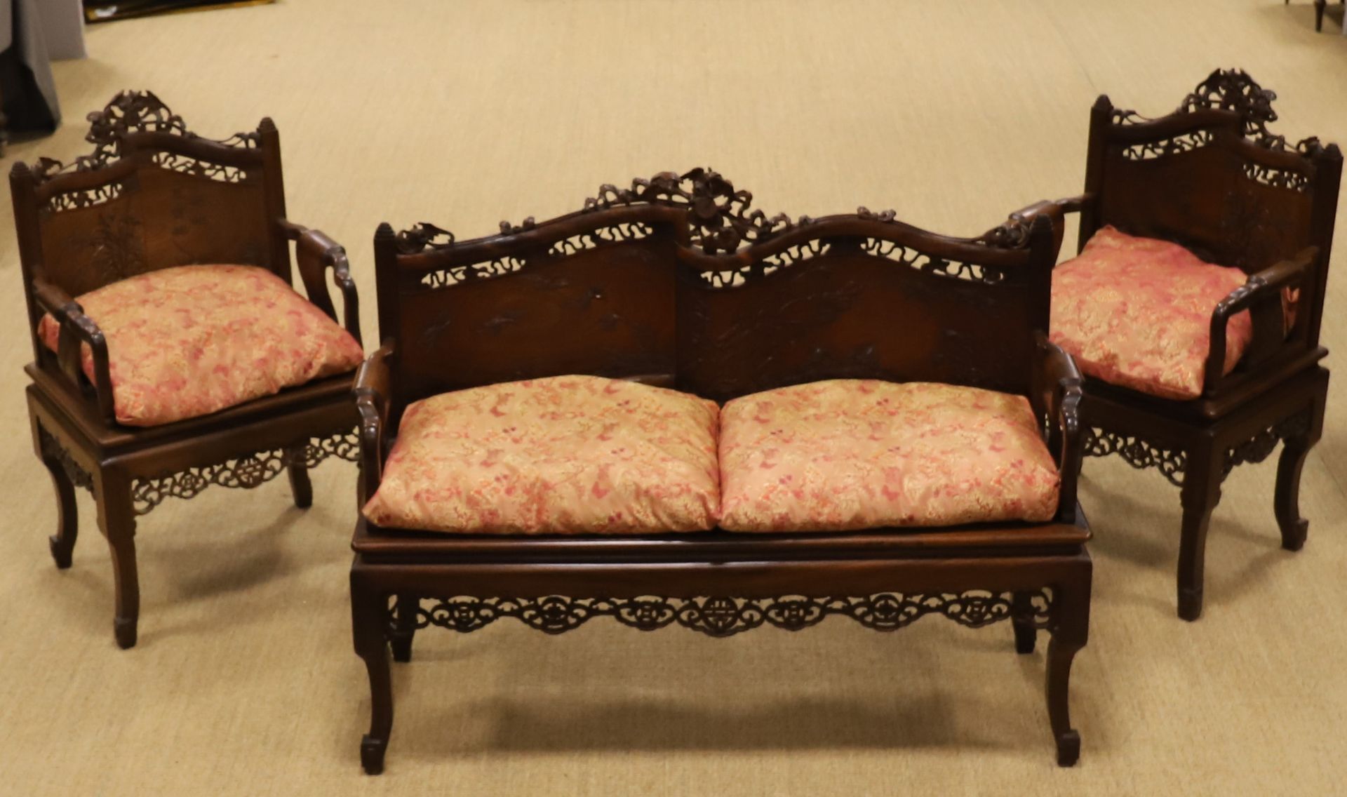 Null 印度支那式客厅 "aux chauves-souris"（异国情调的木材
包括一张双人沙发和两把扶手椅
扶手椅的椅背部分镂空，饰有芦苇丛中的蚱蜢和表意&hellip;