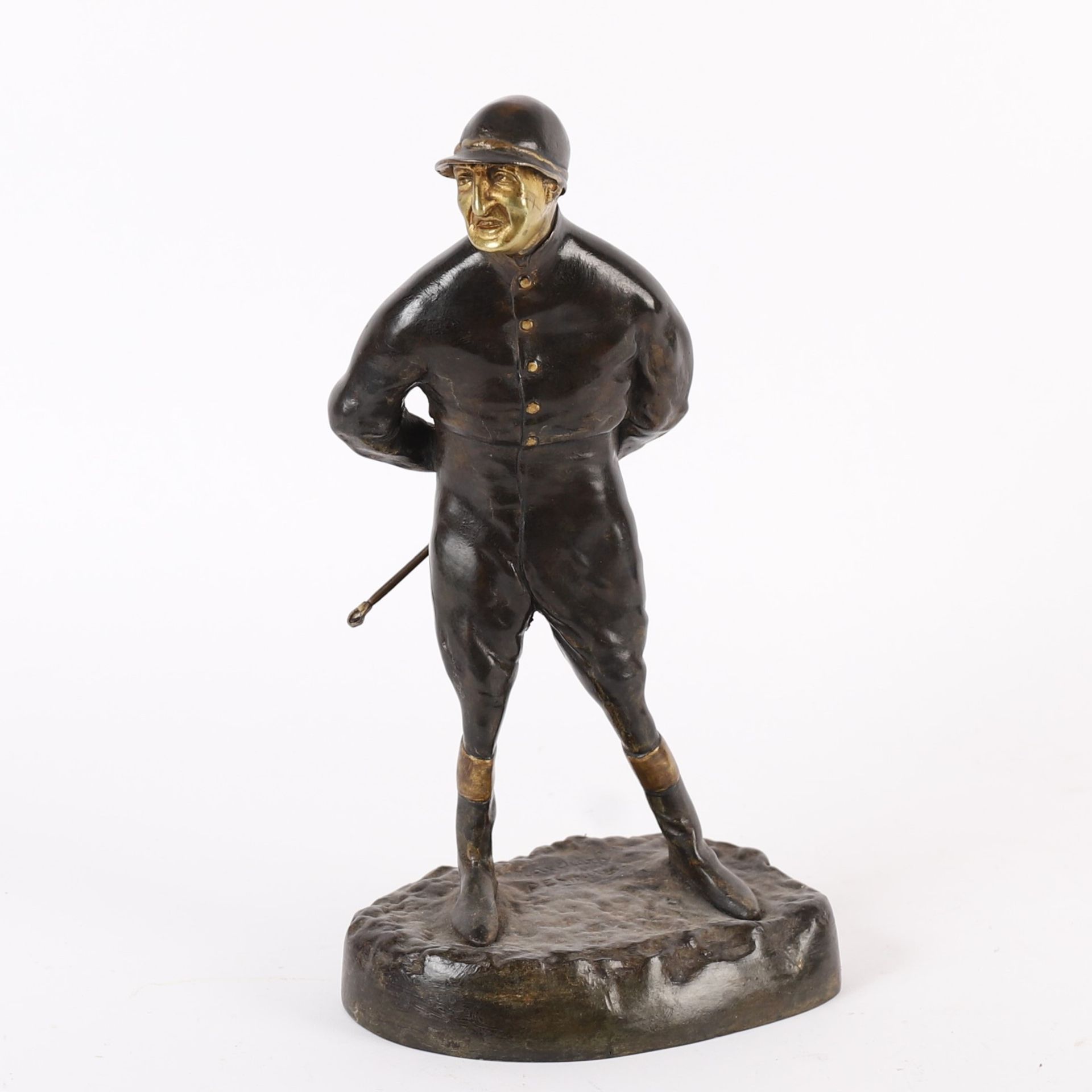 Null 马克斯-迪尔利（Max Dearly）手持马鞭，骑师打扮（PE.Goureau
带棕色铜锈的青铜雕塑，露台上有签名 "Max Dearly PE.Go&hellip;