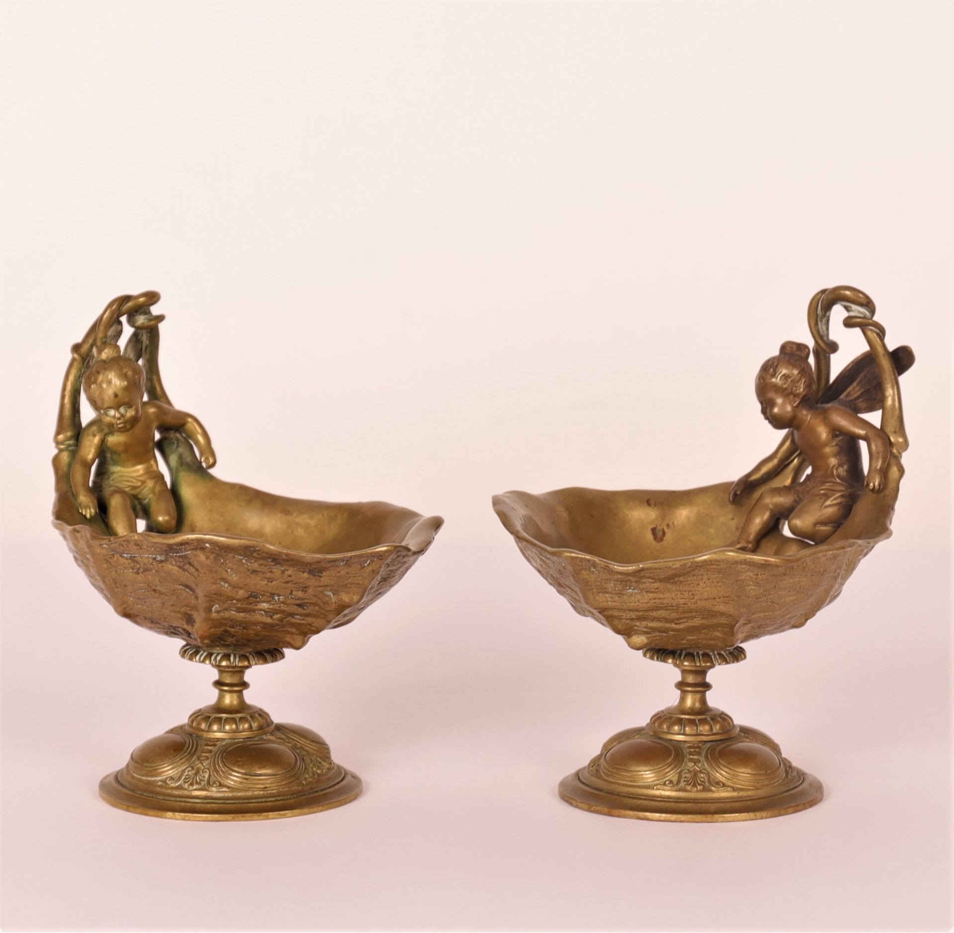 Null 奥古斯特-莫罗（1834-1917 年）的一对 "ANGELOT À LA COQUILLE "袖珍气筒
青铜，底座上有金色铜锈
签名：Aug.
14&hellip;