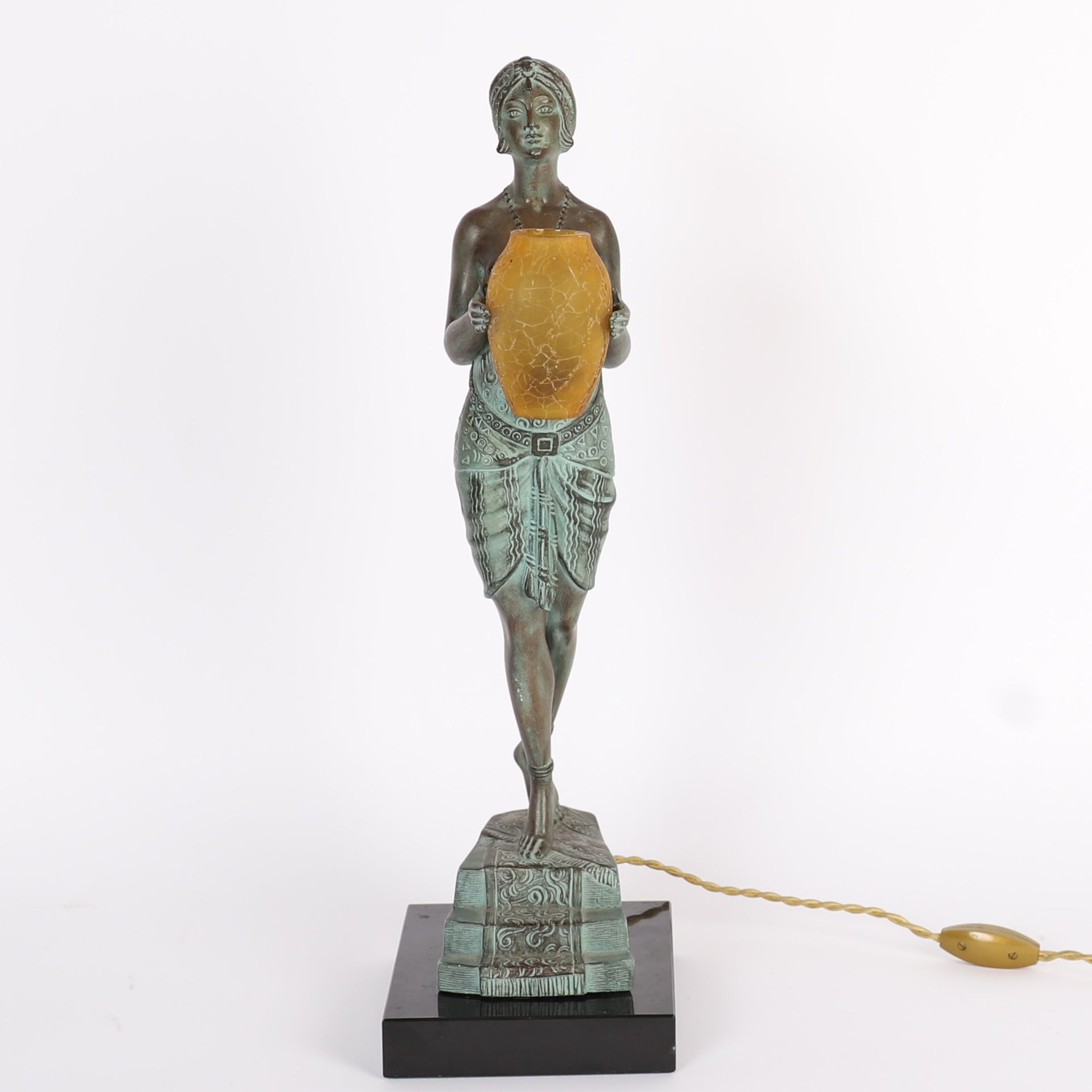 Null LE FAUAYS MAX LE VERRIER（创始人兼出版商）的 "ELEGANTE A LA ROBE "雕塑
稀有而重要的铸铁雕塑，带有绿色阴&hellip;