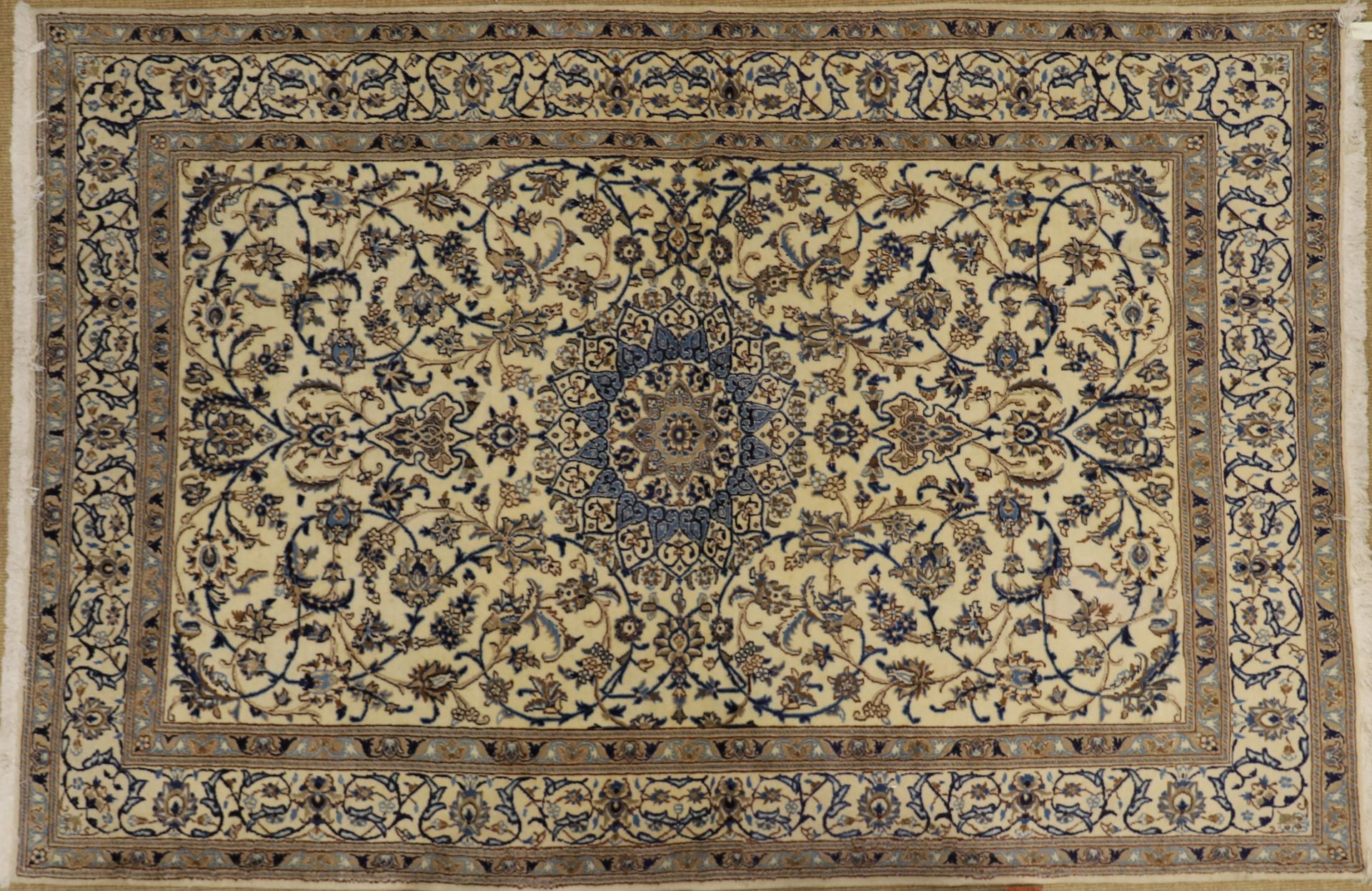 Null TAPIS IRANIEN NAÏN
Fait main en laine et soie
292 x 194 cm