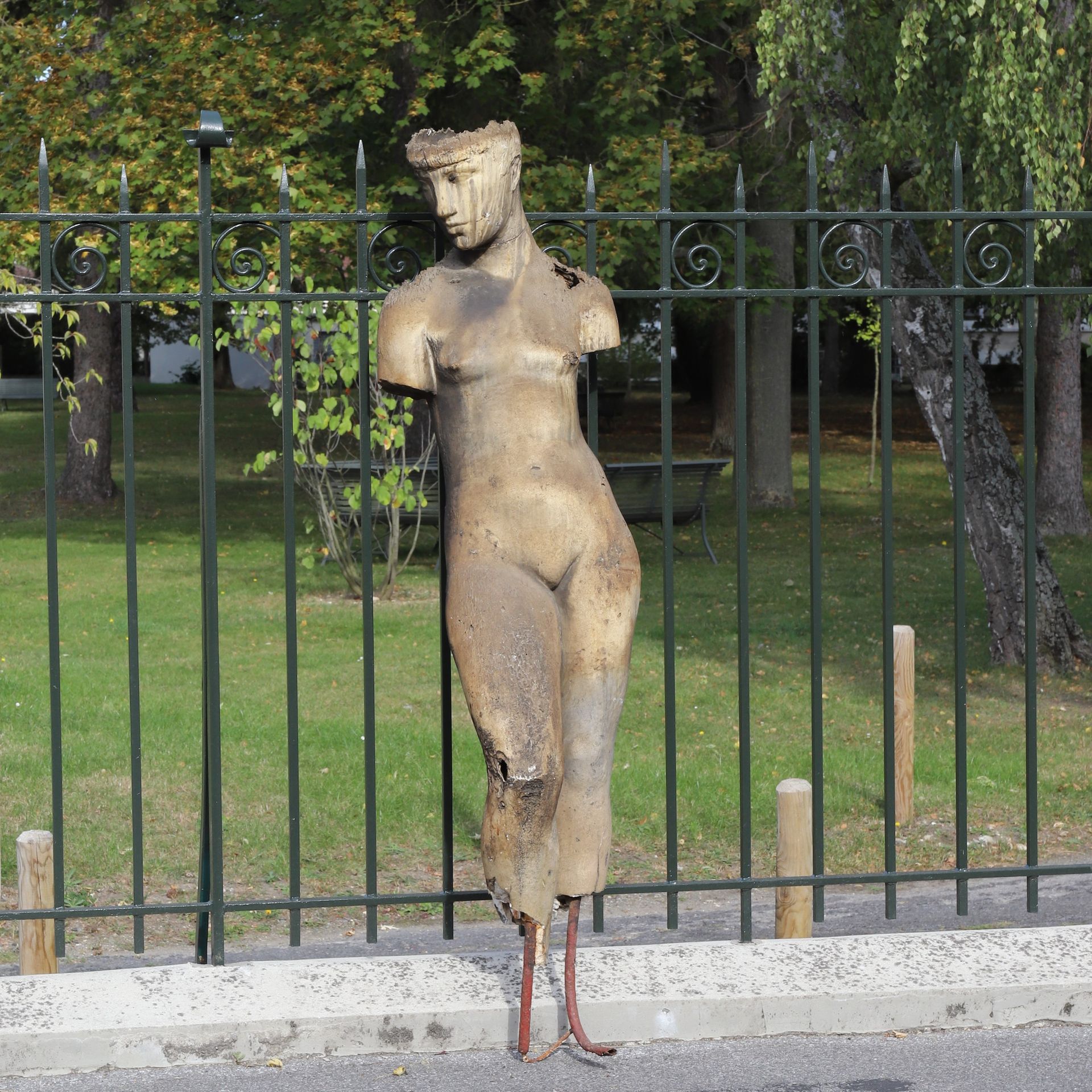 Null 大型铸造瓷板 "L'ADOLESCENTE"，归功于查尔斯-德斯皮奥（1874-1946 年）
部分表现一位年轻女性的雕塑，靠在金属条上
高：186 &hellip;