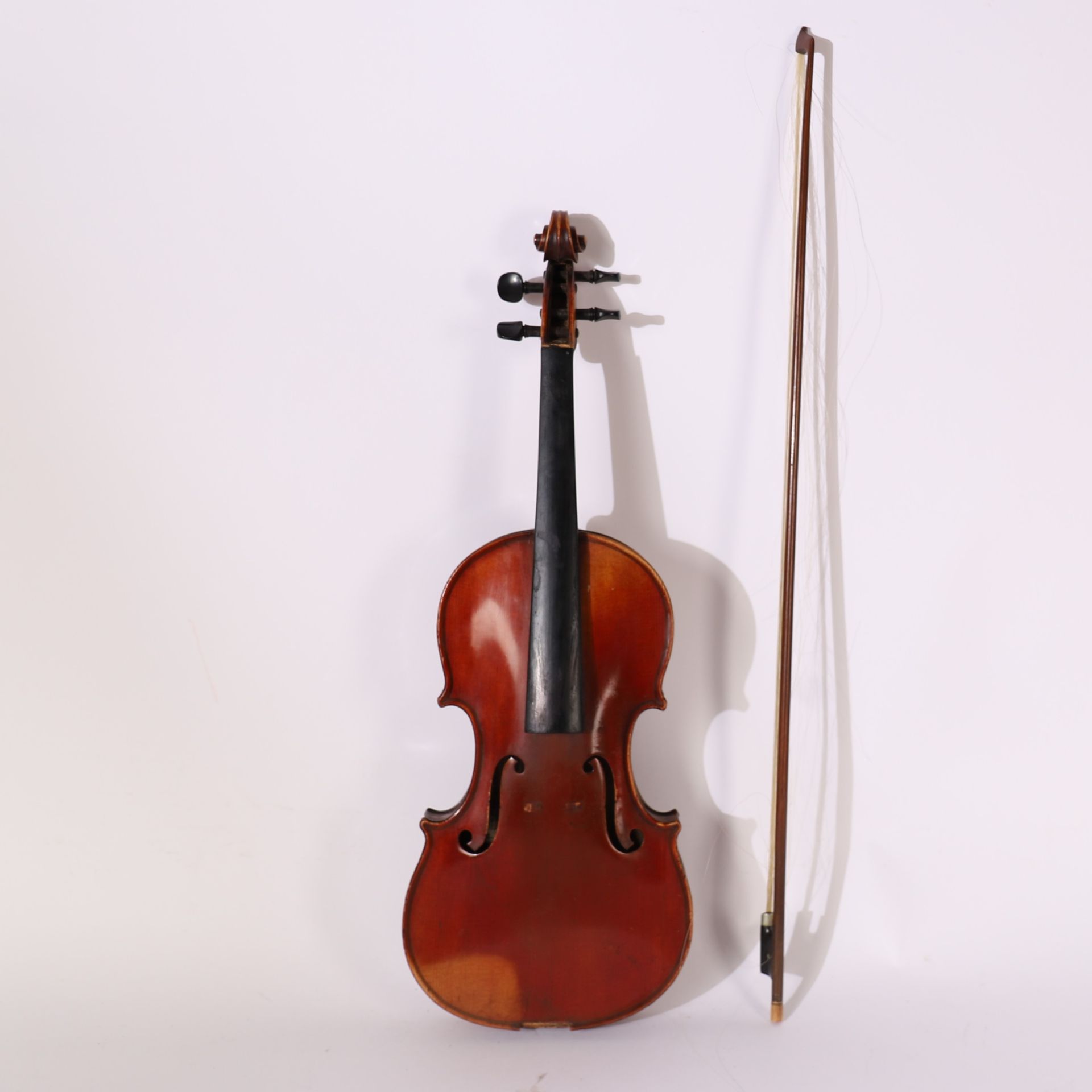 Null 小提琴
标签 "Georges Cunault luthier rue Clauezl, 6, Paris - year 1892"。
长：36 厘米&hellip;