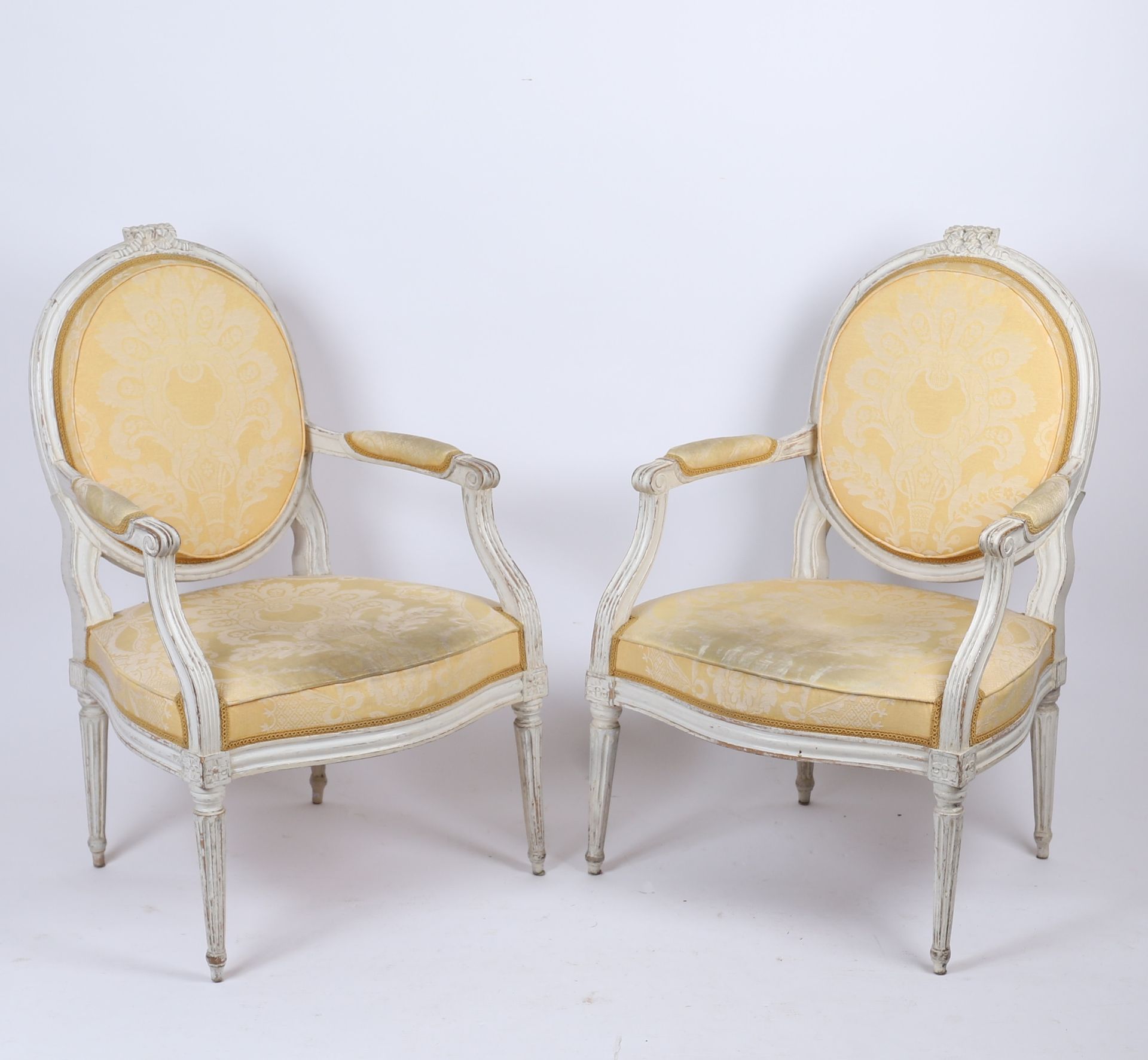 Null PAIR OF LOUIS XVI MEDALLION ARMCHAIRS
Molded and carved white lacquered woo&hellip;