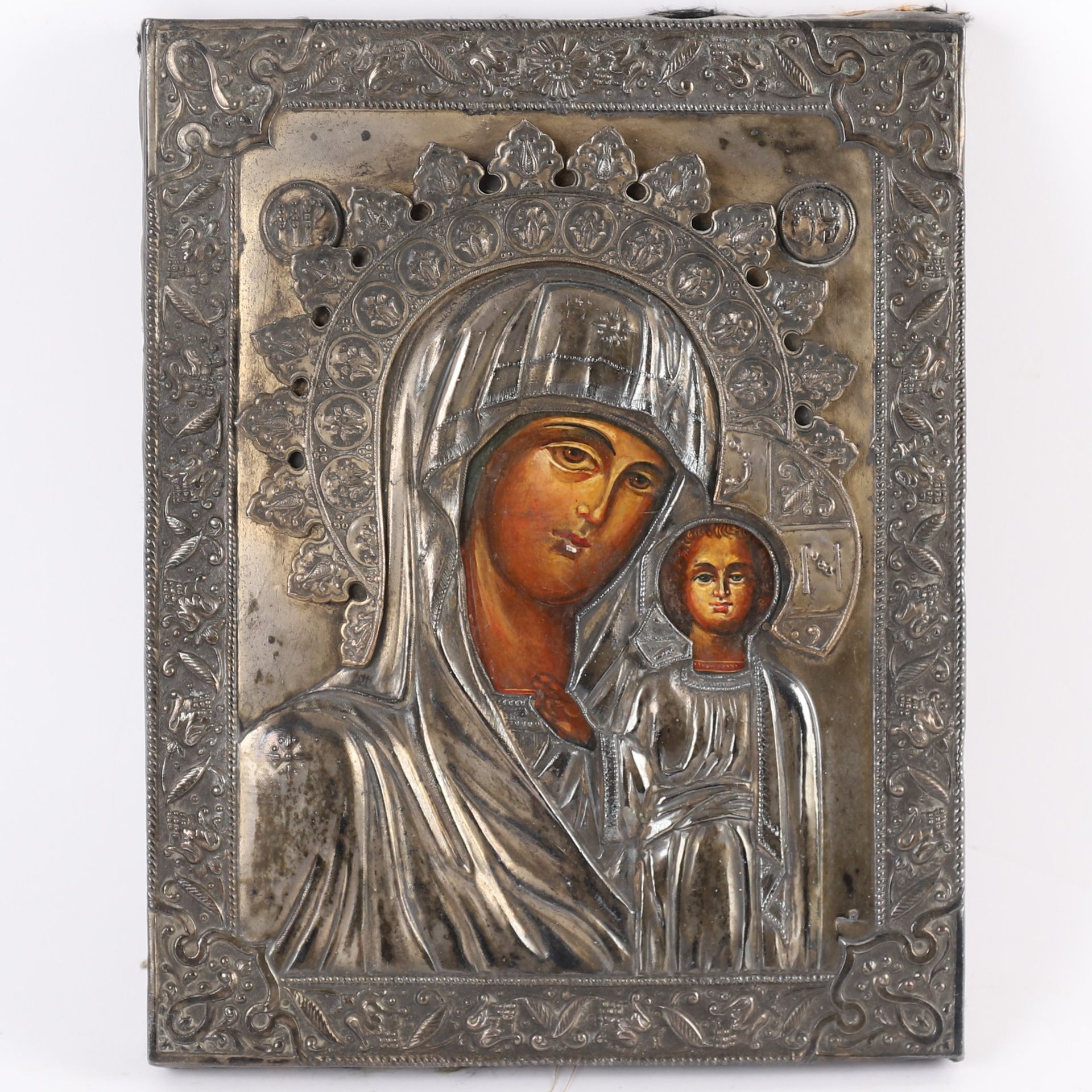 Null 俄罗斯圣像 "带着孩子的圣女"，19 世纪
木板上的绘画，饰有植物图案的银铆钉
印记 "84"、"1860 "和西里尔字母印记
29 x 22.5 厘&hellip;
