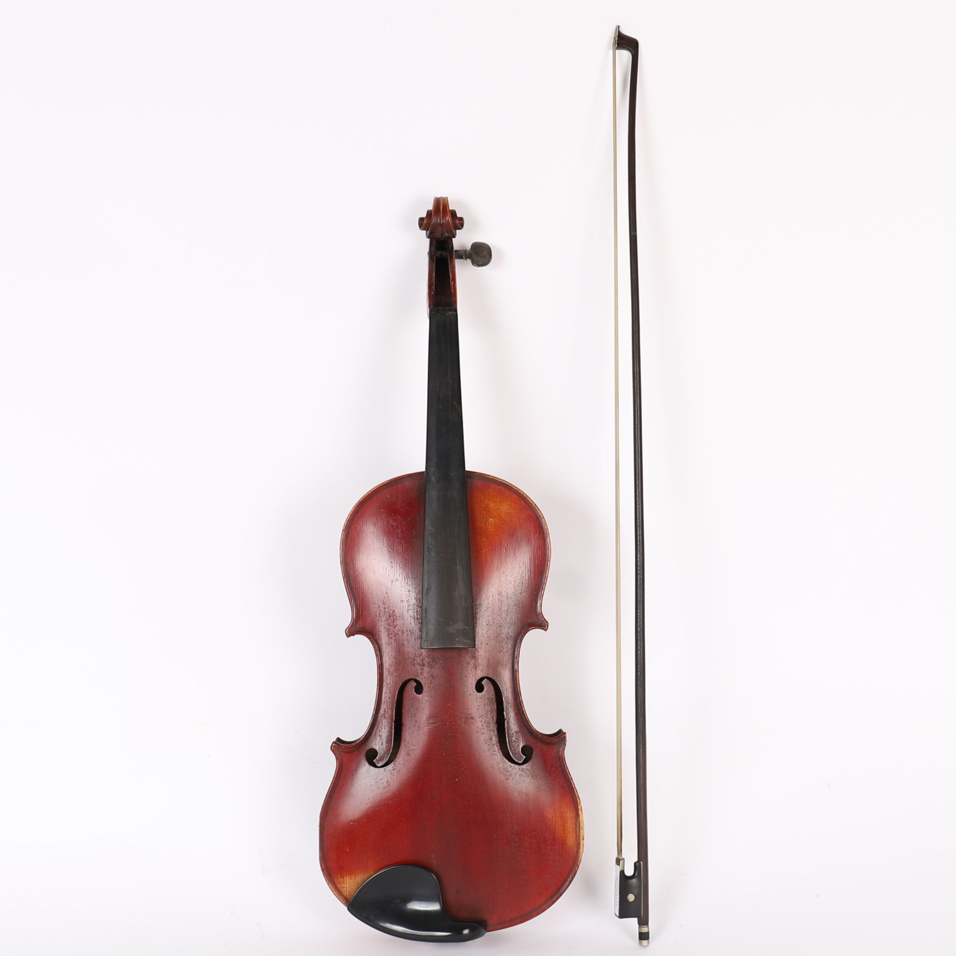 Null 小提琴
带有标签 "Alexandre Delanoy à Bordeaux, pupil of Vuillaume, 1914"。
已签名
附琴弓和&hellip;