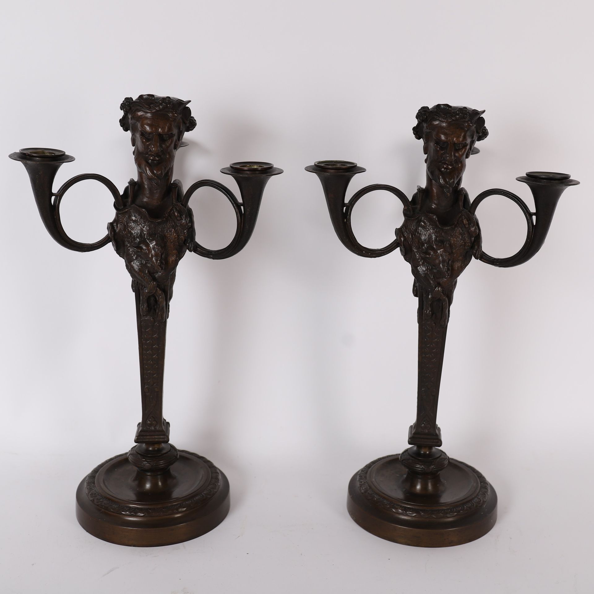 Null 奥古斯特-尼古拉斯-凯恩（1821-1894 年）的一对三灯烛台
装饰有巴克斯头像和狐狸奖杯，署名 "A.CAIN"。
高度：44 厘米