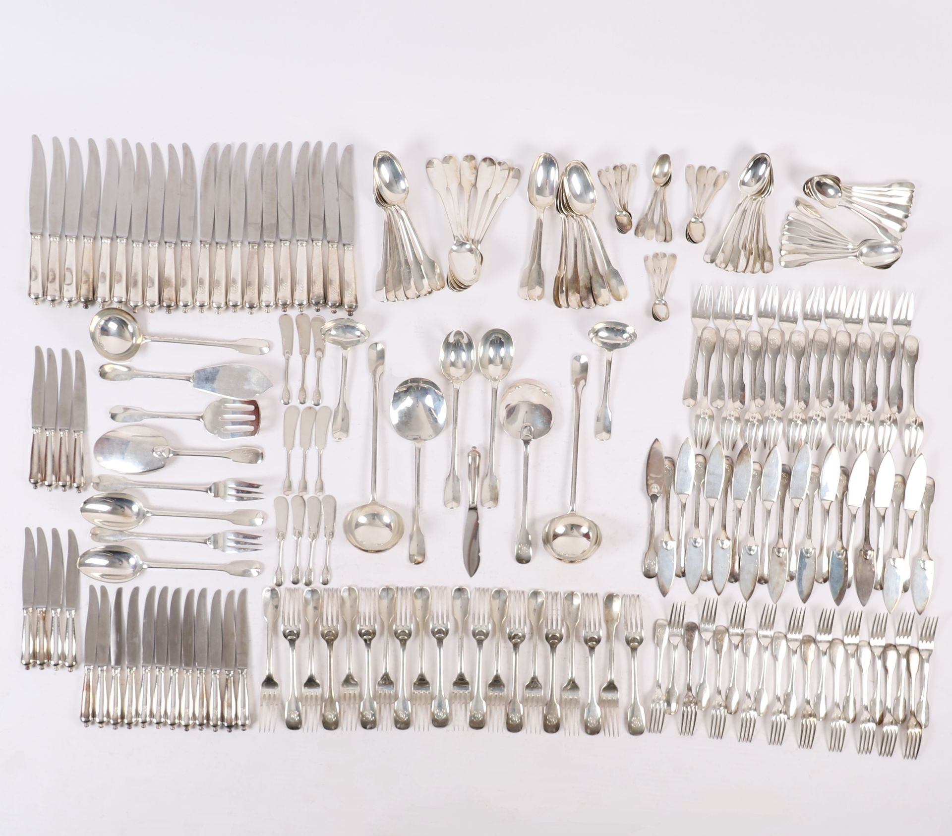 Null SUPERB 204 PIECES SILVER HOUSEHOLD by PUIFORCAT
Louvois model
Service for 2&hellip;
