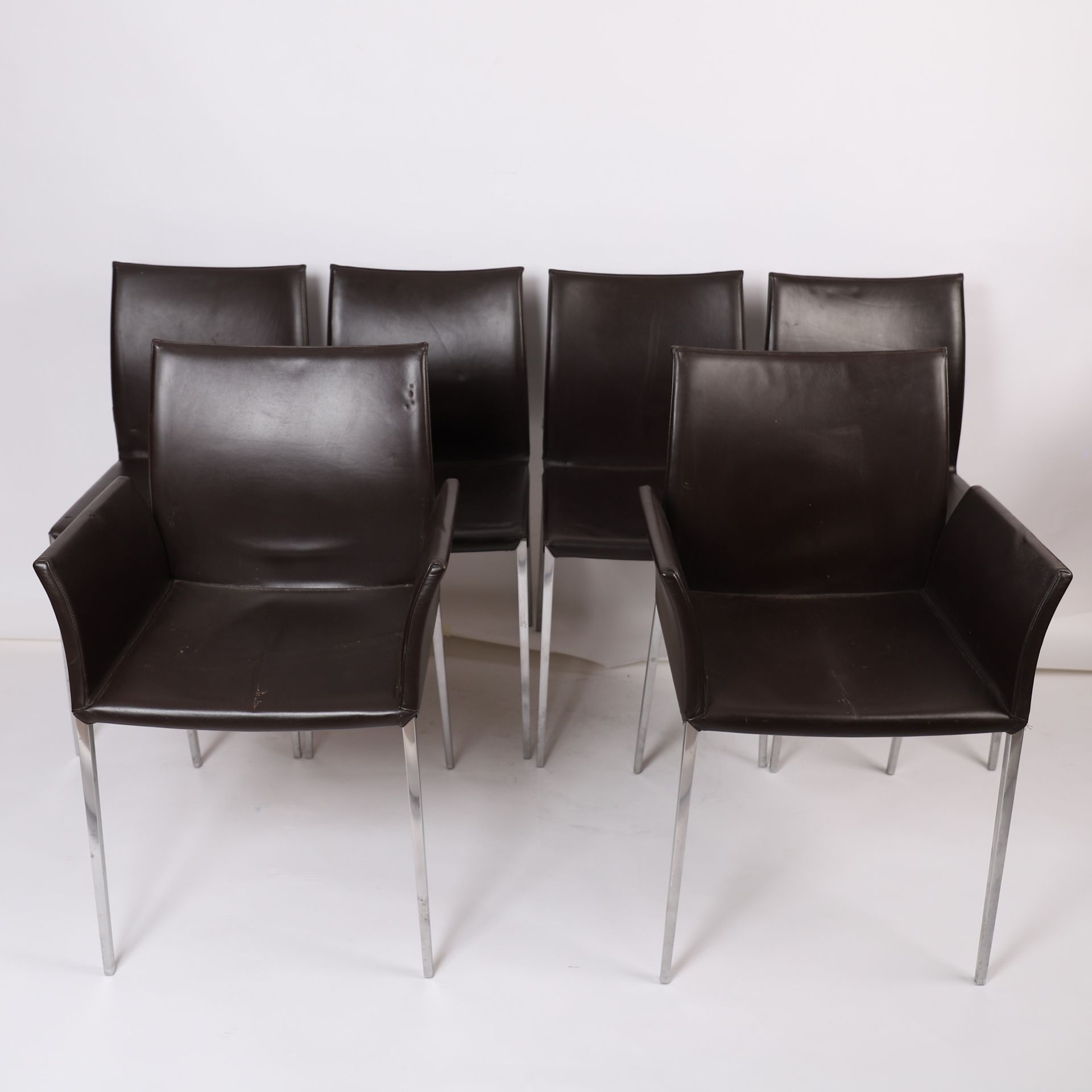 Null 奥雷利奥-扎诺塔（二十至二十一世纪）
萨诺塔四把椅子和两把扶手椅套件
2 把桌边扶手椅和 4 把椅子，金属框架，泡沫软垫，皮革包覆，马鞍缝制（套子可拆&hellip;