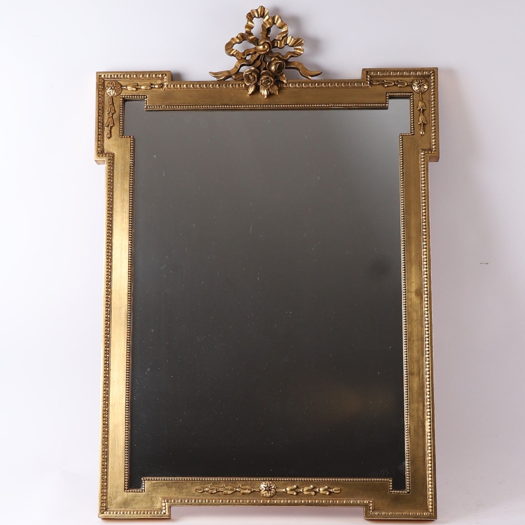 Null 路易十四风格镀金木镜
饰有丰富镂空蝴蝶结的底座
20 世纪早期
96.5 x 65.5 厘米
玻璃 ：