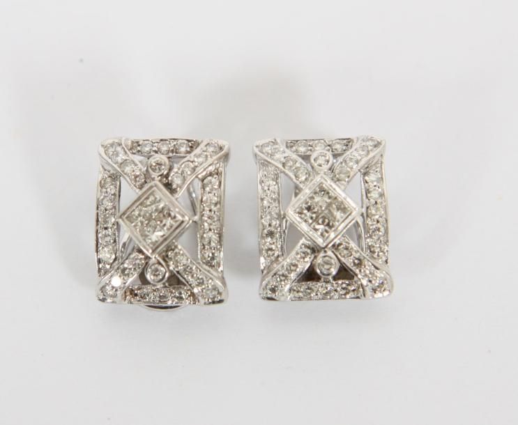 Null BOUCLES D'OREILLES OR BLANC ET DIAMANTS

En or blanc 18 K et diamants de 1,&hellip;