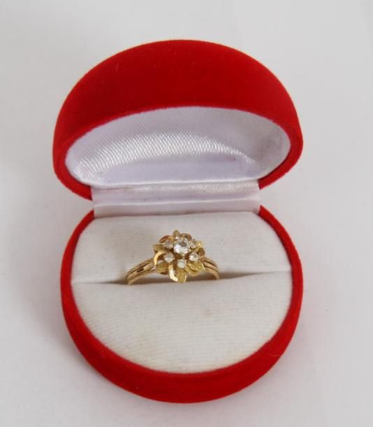 Null BAGUE FLEUR SEPT DIAMANTS

Monture or jaune 18 carats ornée de sept diamant&hellip;
