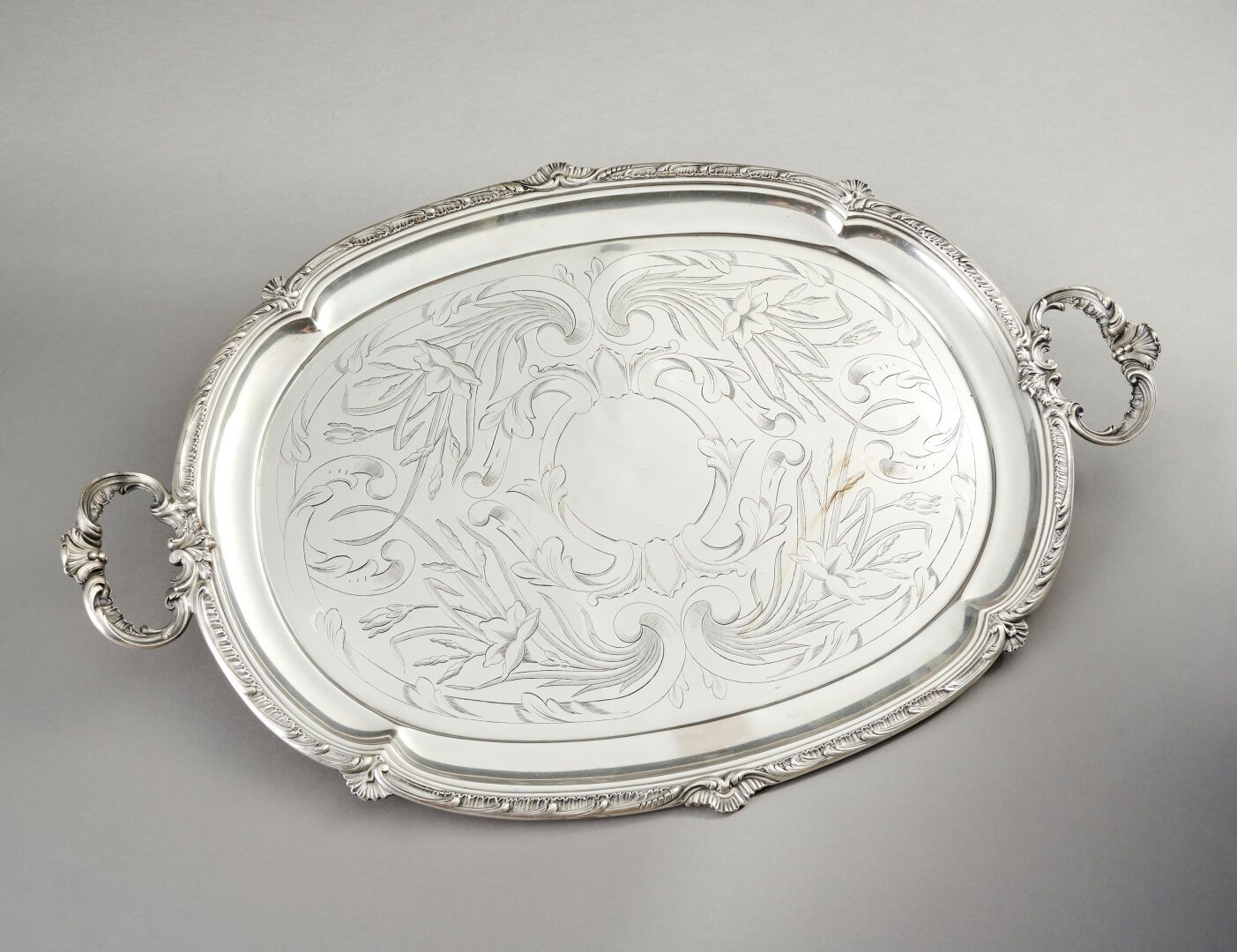 Null 姬斯多福（CHRISTOFLE）

一个大型的Rocaille风格的镀银餐盘，上面刻有叶子和中央装饰图案。

有签名和编号的2197791。

74 &hellip;